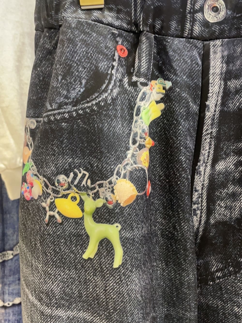 「ロイヤルフラッシュ」｜「TALKING ABOUT THE ABSTRACTIONのTALKING ABOUT THE ABSTRACTION/トーキングアバウトジアブストラクション/別注 PRINT DENIM WITH CHAIN（その他パンツ、ブラック系）」を使った、tanshio03さん（メンズ・181cm）の夏コーディネートの4枚目の写真