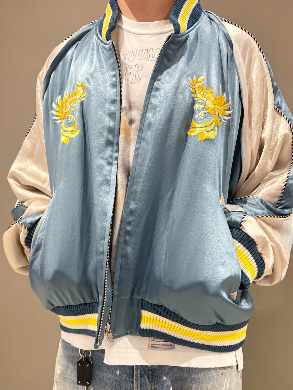 ブルー系のスカジャンを着用したメンズの秋コーディネートの5枚目の写真