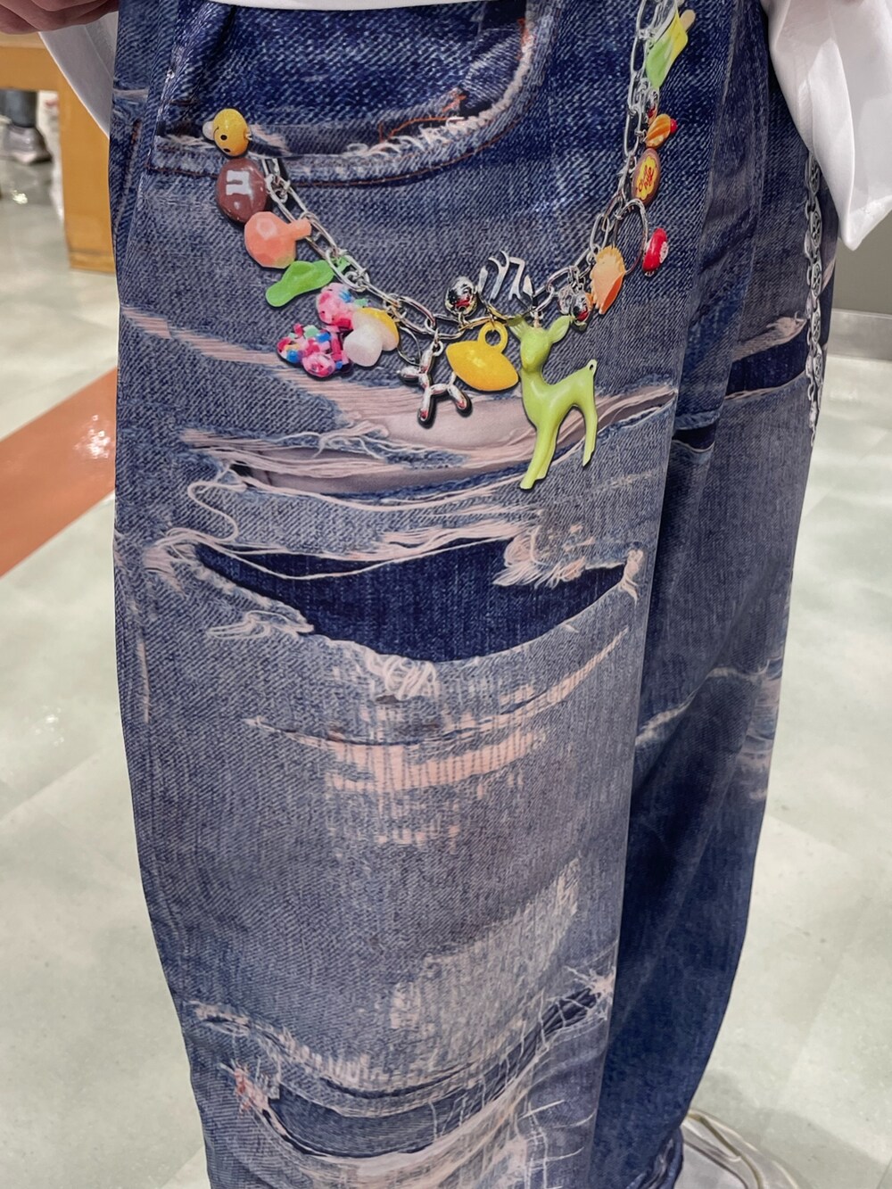「ロイヤルフラッシュ、パンツ」｜「TALKING ABOUT THE ABSTRACTIONのTALKING ABOUT THE ABSTRACTION/トーキングアバウトジアブストラクション/別注 PRINT DENIM WITH CHAIN（その他パンツ、その他）」を使った、tanshio03さん（メンズ・181cm）の夏コーディネートの4枚目の写真