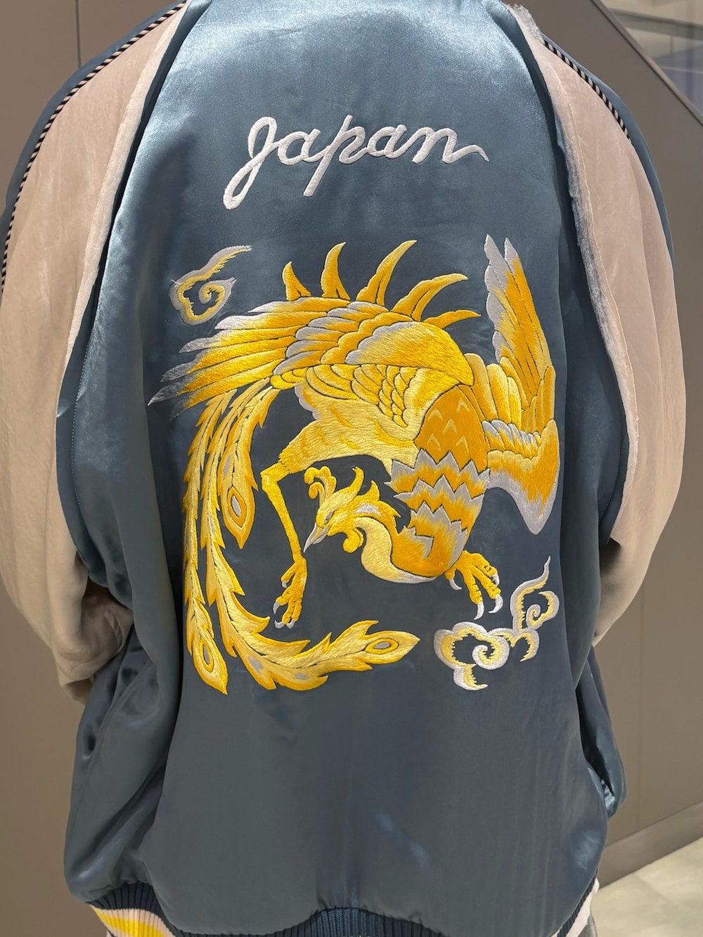 ブルー系のスカジャンを着用したメンズの秋コーディネートの6枚目の写真