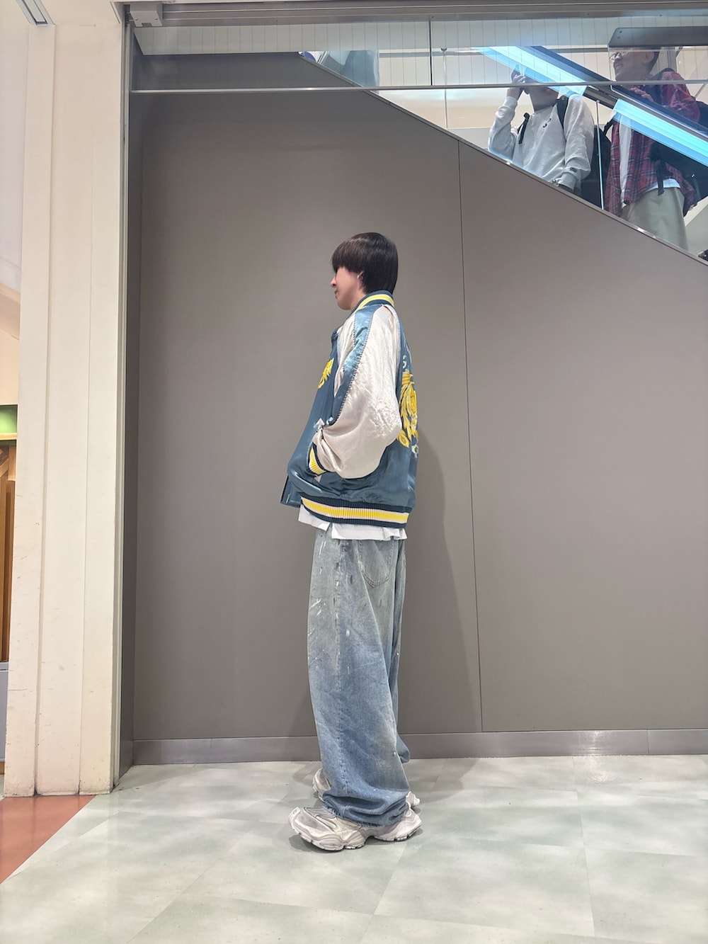 ブルー系のスカジャンを着用したメンズの秋コーディネートの2枚目の写真