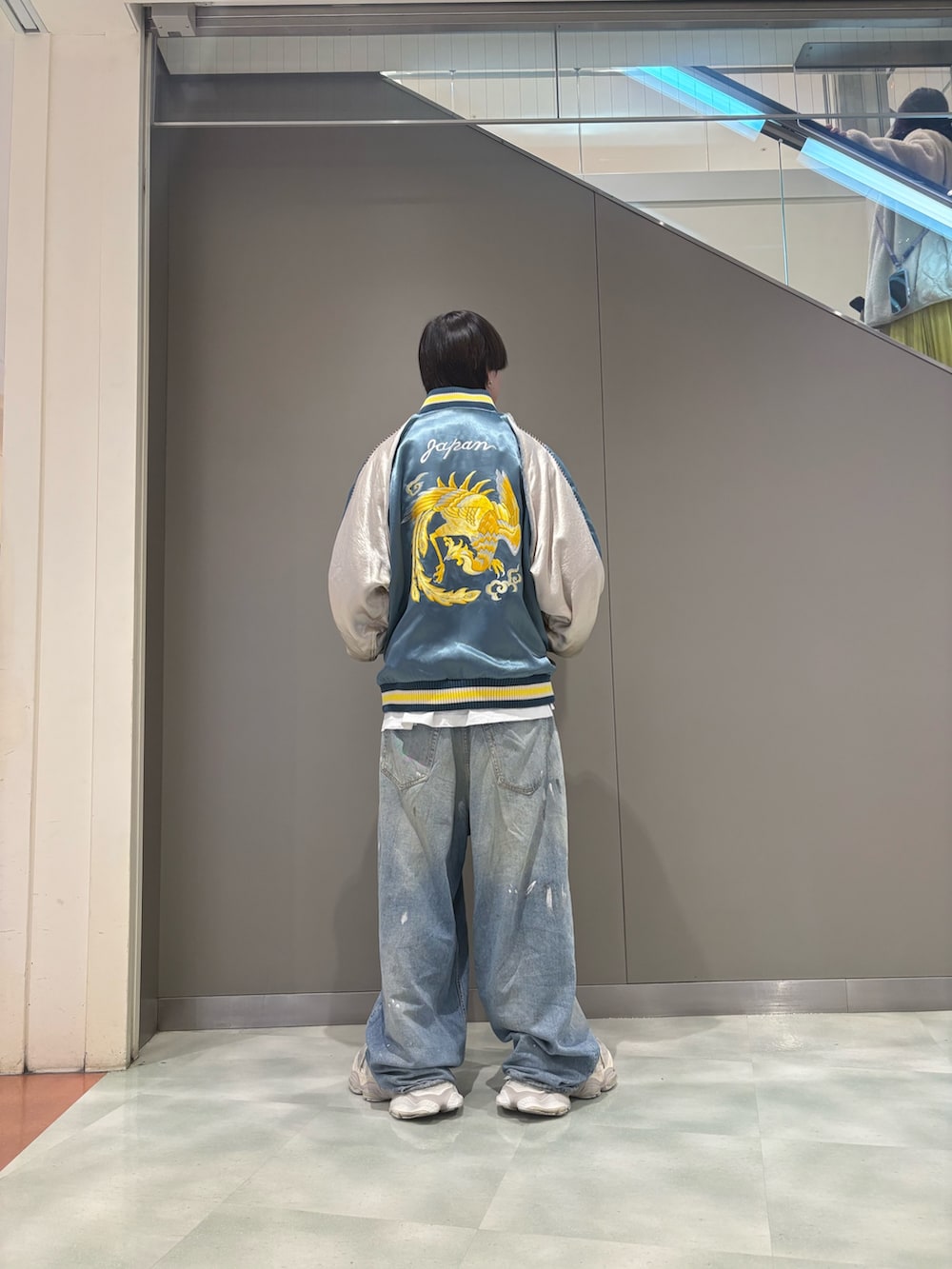 ブルー系のスカジャンを着用したメンズの秋コーディネートの3枚目の写真