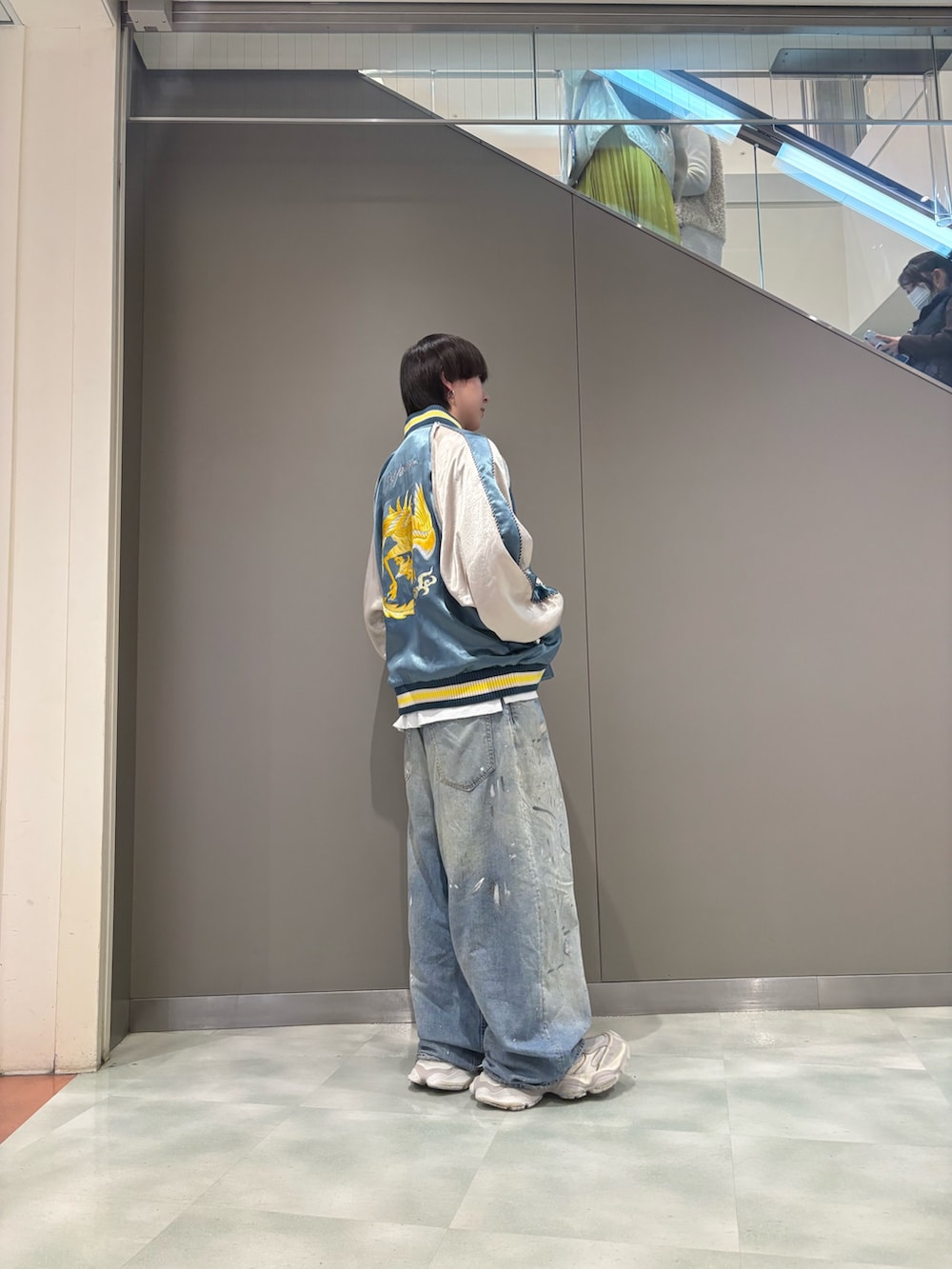 ブルー系のスカジャンを着用したメンズの秋コーディネートの4枚目の写真