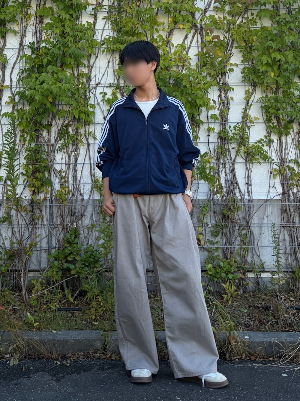 グレー系のタンクトップ、ベージュ系のデニムパンツ、ブルー系のジャージを着用したメンズの夏コーディネートの2枚目の写真