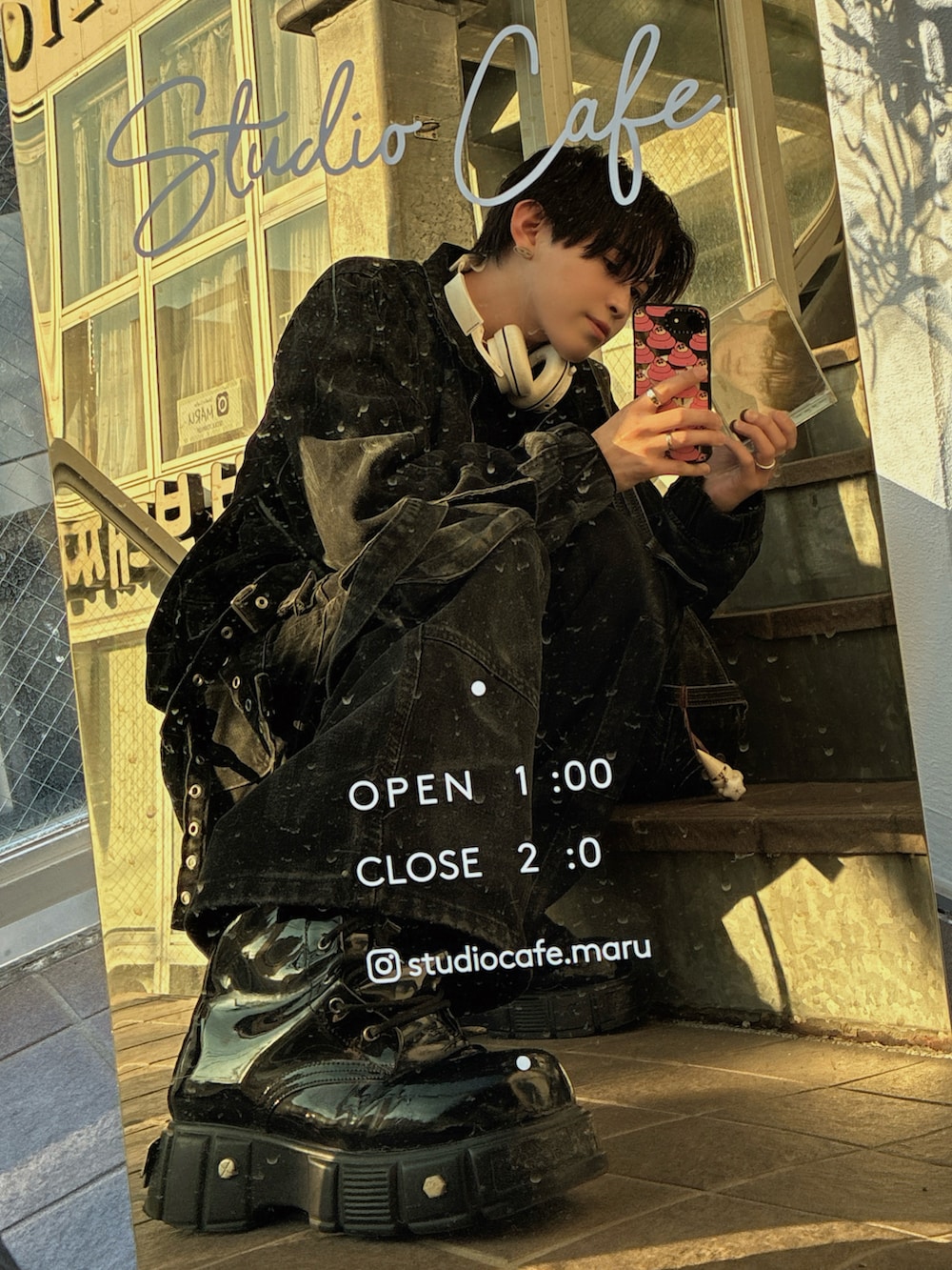 ブラック系のジャケット/アウター、ブラック系のパンツ、ブラック系のシューズを着用したメンズの冬コーディネートの4枚目の写真