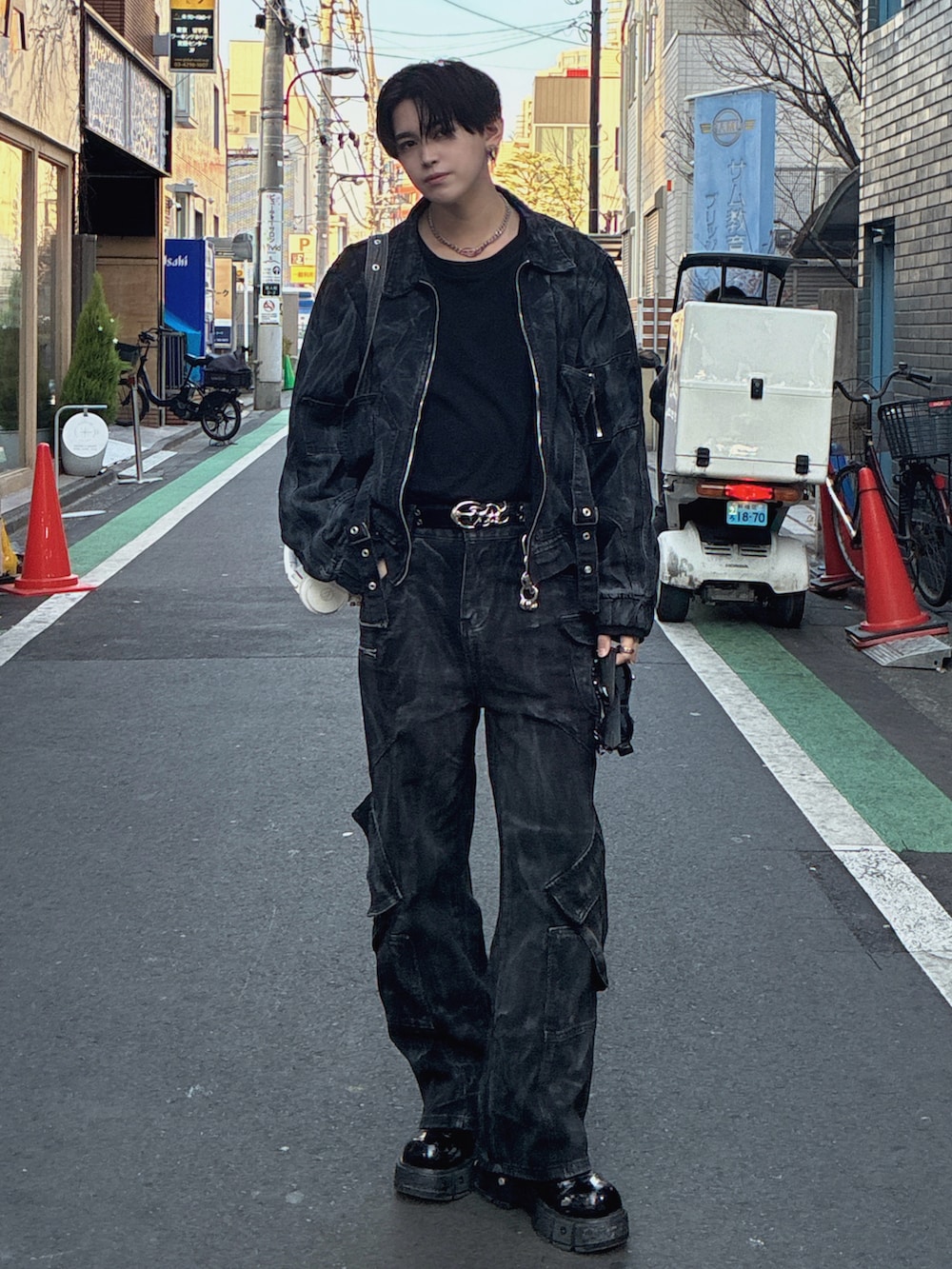 ブラック系のジャケット/アウター、ブラック系のパンツ、ブラック系のシューズを着用したメンズの冬コーディネートの3枚目の写真