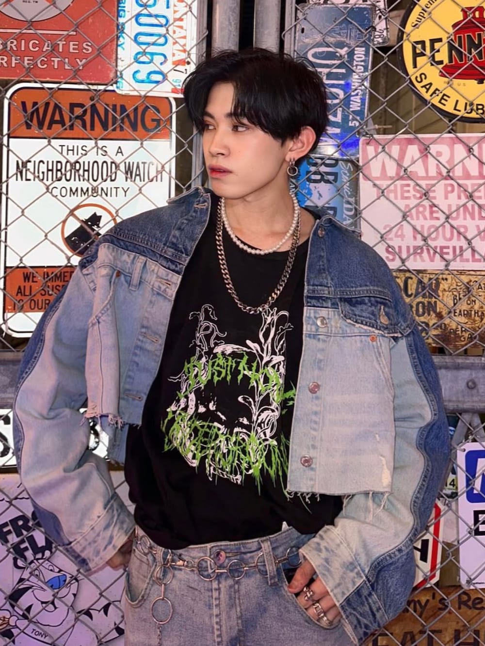 ブルー系のジャケット/アウター、ブルー系のパンツ、ブラック系のTシャツ/カットソーを着用したメンズの冬コーディネートの3枚目の写真