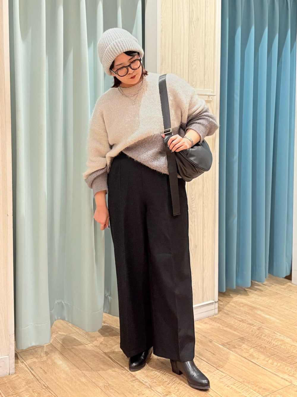 ベージュ系のニット/セーター、ブラック系のショルダーバッグ、ブラック系のその他パンツを着用したレディースの秋コーディネートの2枚目の写真