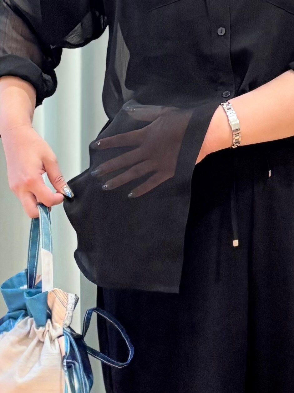 ブラック系のシャツ/ブラウス、ブラック系のTシャツ/カットソー、ブラック系のその他パンツを着用したレディースの夏コーディネートの6枚目の写真