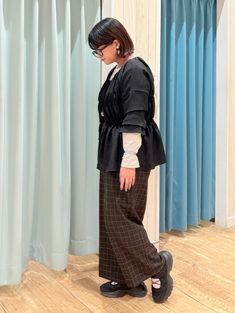 ブラック系のシャツ/ブラウス、ベージュ系のTシャツ/カットソー、ブラウン系のその他パンツを着用したレディースの秋コーディネートの2枚目の写真