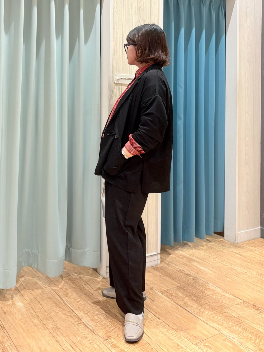 レッド系のシャツ/ブラウス、ブラック系のテーラードジャケット、ブラック系のその他パンツを着用したレディースの秋コーディネートの3枚目の写真