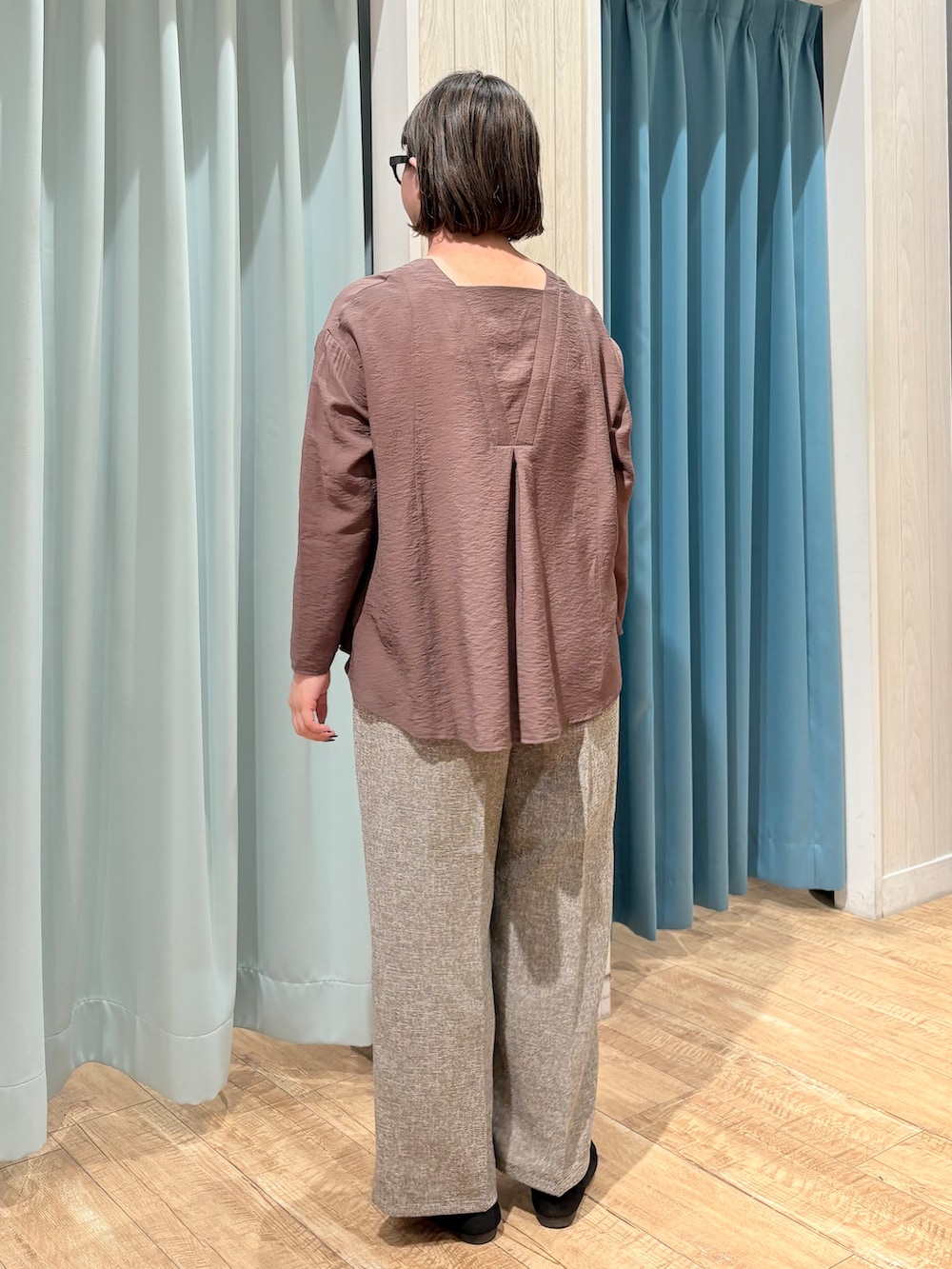 ブラウン系のカーディガン/ボレロ、ブラウン系のタンクトップ、ブラウン系のその他パンツを着用したレディースの夏コーディネートの3枚目の写真