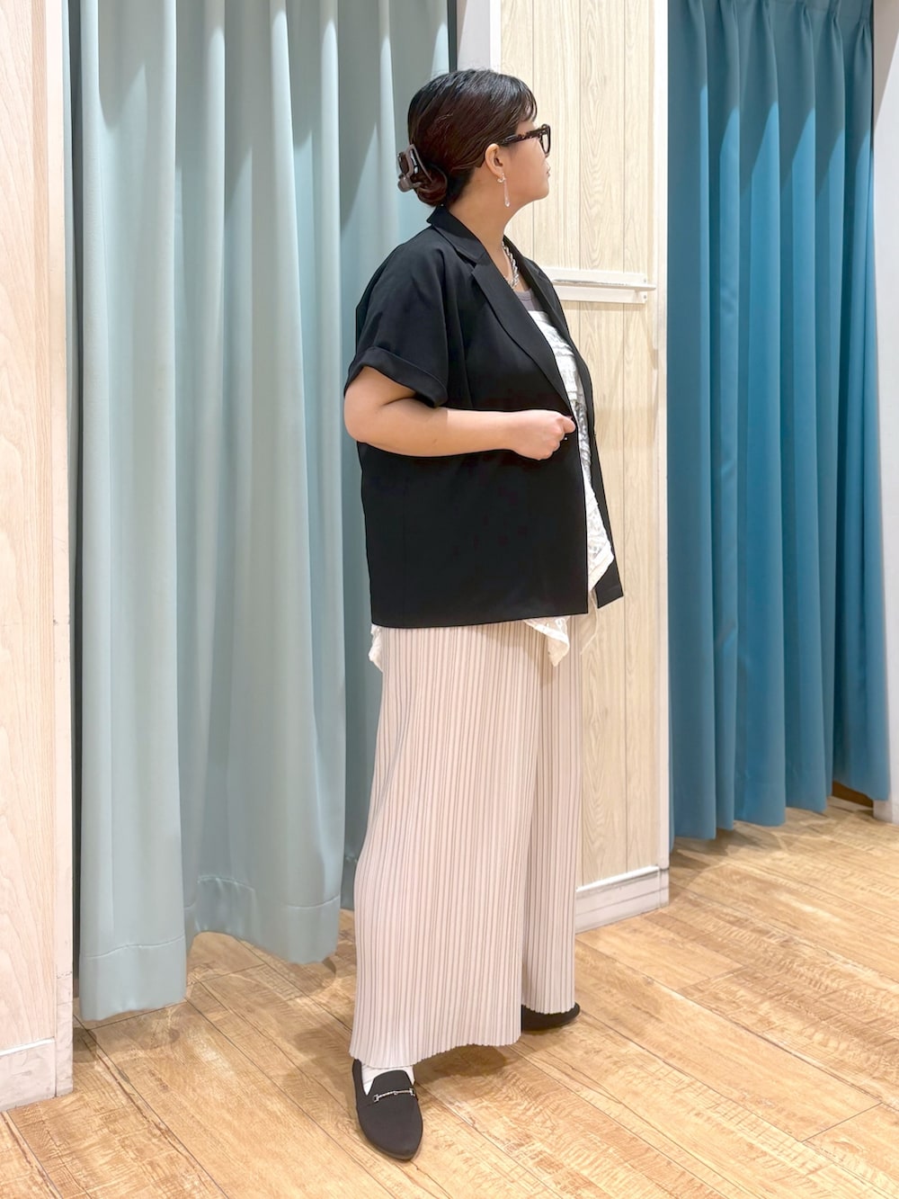 「夏コーデ、きれいめカジュアル、プチプラ、お出かけコーデ、ビスチェ、オトナ女子、楽チンコーデ、ぽっちゃりコーデ、ぽっちゃりスタッフ、骨格ストレート、着痩せ・細見え、65kg、体型カバー」｜「DRESKIPの【セットアップ可】麻調半袖ジャケット（テーラードジャケット、ブラック系）」を使った、砂糖さん（骨格ストレート・レディース・161cm）の夏コーディネートの2枚目の写真