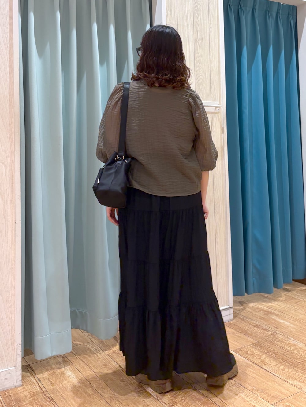 「シアートップス、夏ルックで気分アップ、シンプルコーデ、夏コーデ、ショルダーバッグ、プチプラ、お出かけコーデ、ロングスカート、夏、夏ファッション、きれいめコーデ、スカートスタイル、スカートコーデ、女子会コーデ、おでかけコーデ」｜「Cutie Blondeの【S-LL/前後2WAY】バルーンスリーブが華やか こなれ見えシアーブラウス（シャツ/ブラウス、グリーン系）」を使った、砂糖さん（骨格ストレート・レディース・161cm）の夏コーディネートの4枚目の写真