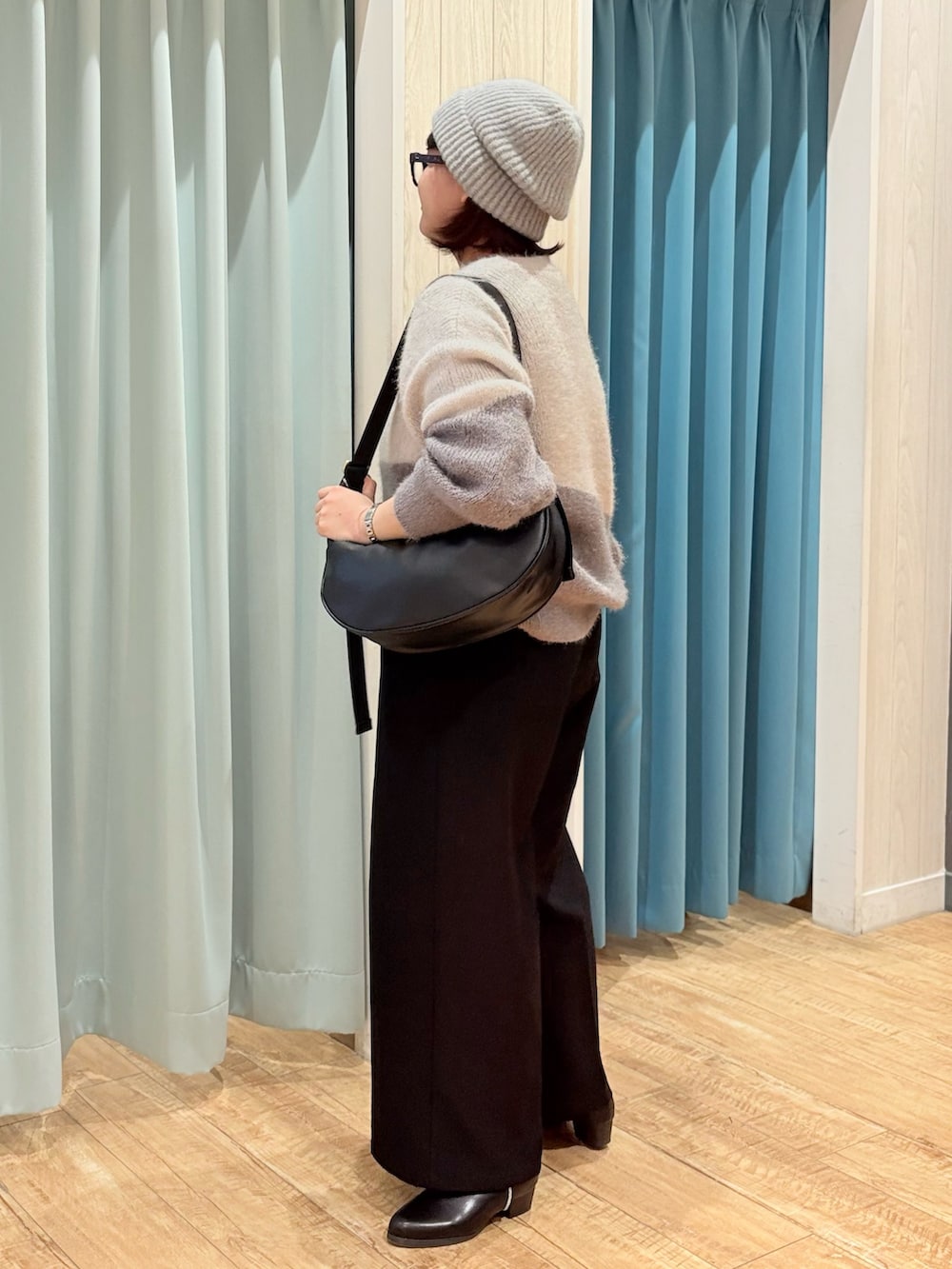 ベージュ系のニット/セーター、ブラック系のショルダーバッグ、ブラック系のその他パンツを着用したレディースの秋コーディネートの4枚目の写真