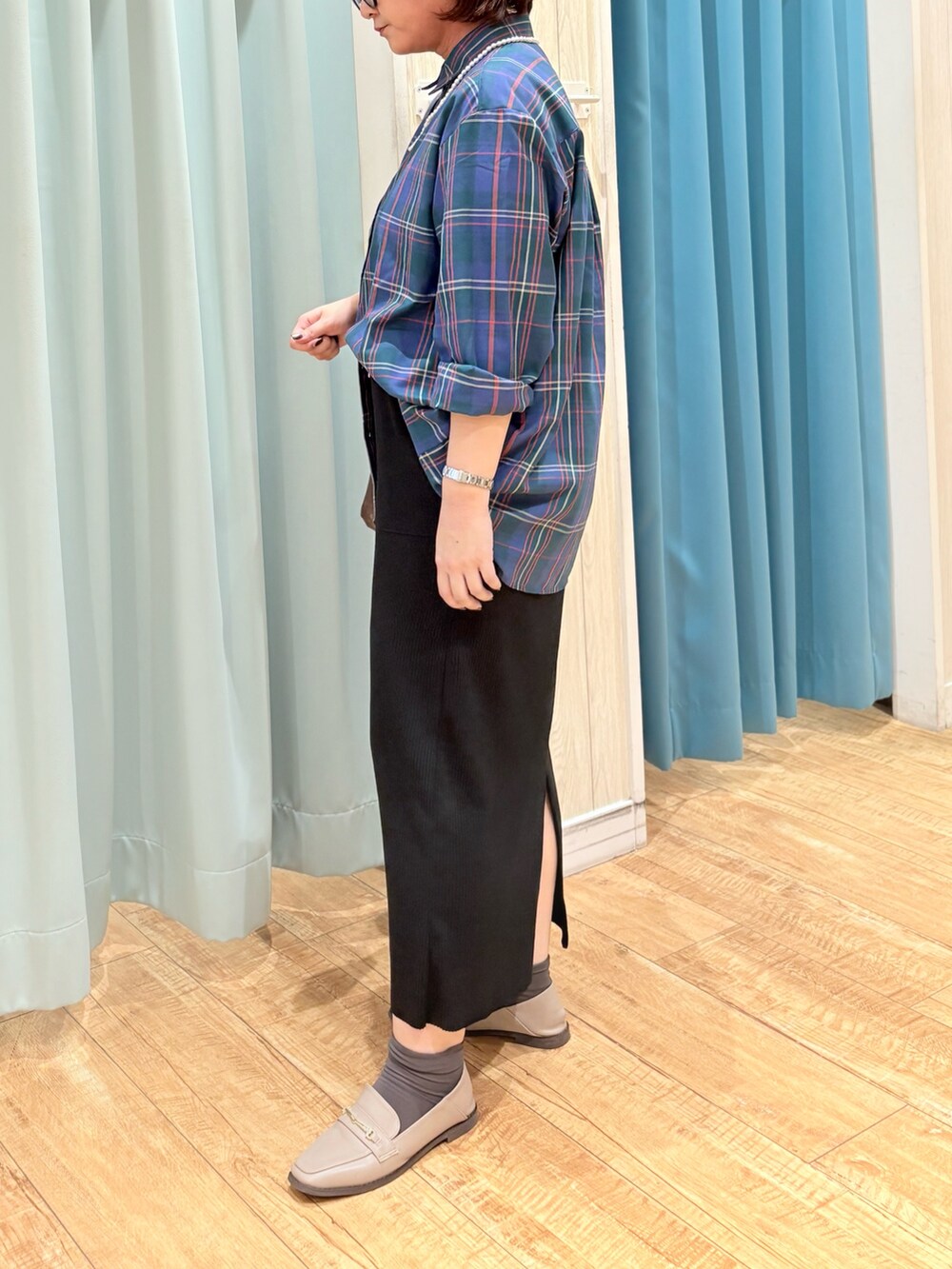 グリーン系のシャツ/ブラウス、ブラック系のスカート、その他のショルダーバッグを着用したレディースの秋コーディネートの5枚目の写真