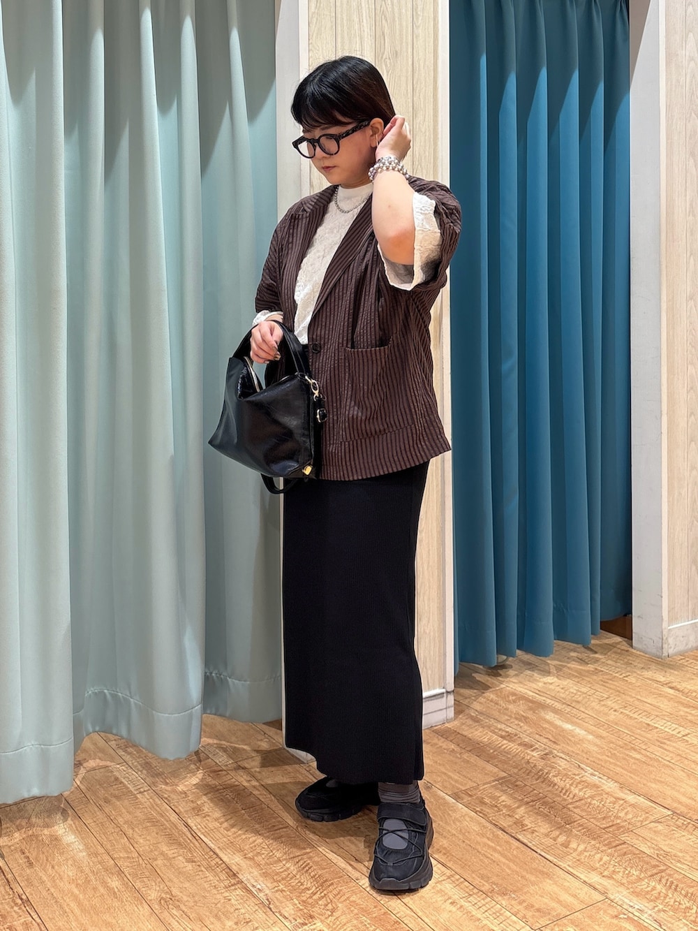 「秋服準備はじめました、お出かけコーデ、プチプラ、秋コーデ、ジャケット、メガネ女子、きれいめカジュアル、ブラウン、ショルダーバッグ、大人女子、シンプルスタイル、大人カジュアルコーデ、キレイめカジュアル、オトナ女子、大人かわいい」｜「SHOO・LA・RUEのボールチェーンネックレス（ネックレス、ブラック系）」を使った、砂糖さん（レディース・161cm）の秋コーディネートの2枚目の写真