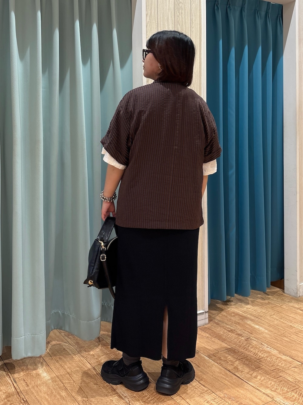 「秋服準備はじめました、お出かけコーデ、プチプラ、秋コーデ、ジャケット、メガネ女子、きれいめカジュアル、ブラウン、ショルダーバッグ、大人女子、シンプルスタイル、大人カジュアルコーデ、キレイめカジュアル、オトナ女子、大人かわいい」｜「SHOO・LA・RUEのボールチェーンネックレス（ネックレス、ブラック系）」を使った、砂糖さん（レディース・161cm）の秋コーディネートの4枚目の写真