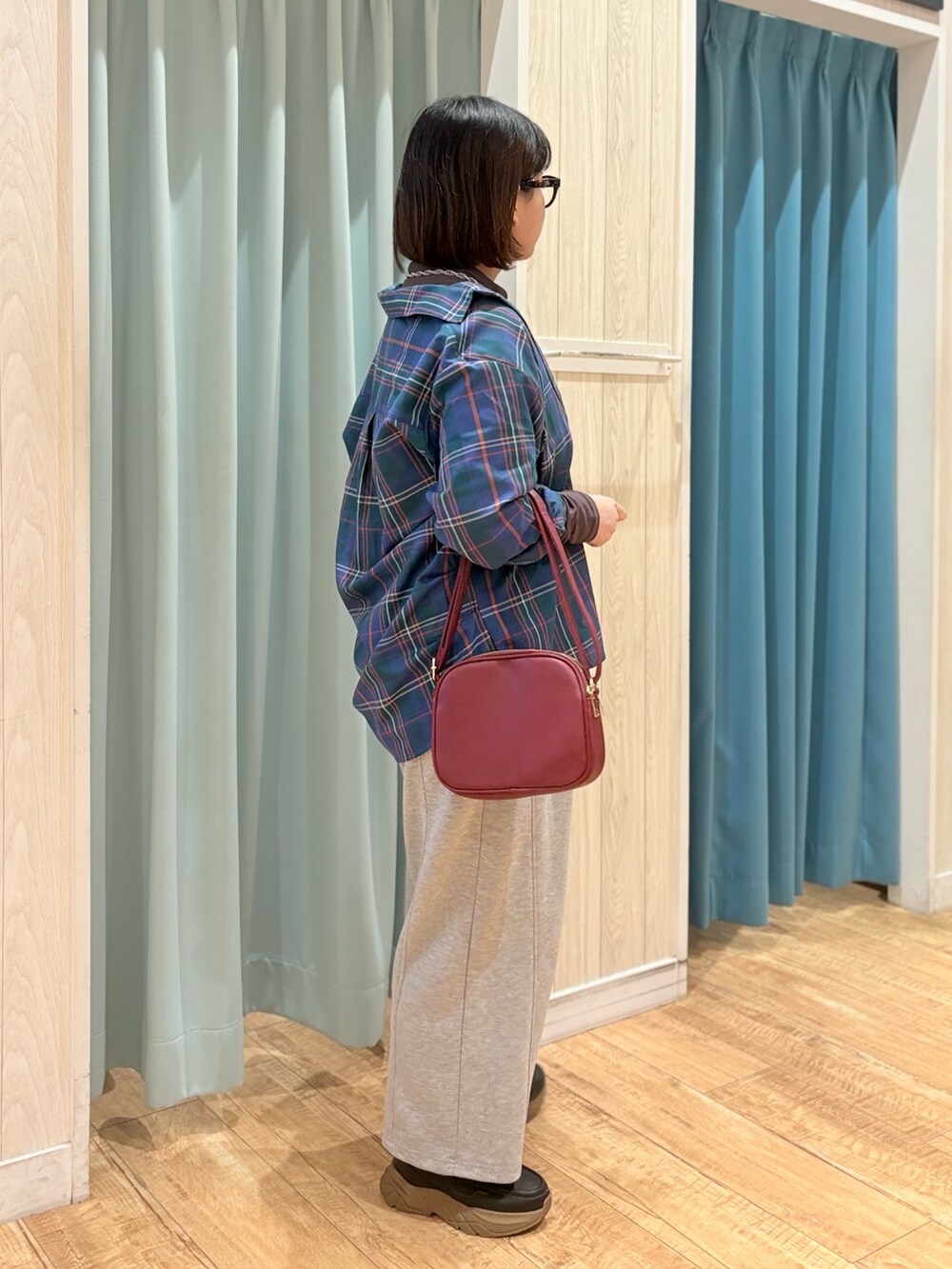 グリーン系のシャツ/ブラウス、ブラウン系のTシャツ/カットソー、グレー系のその他パンツを着用したレディースの秋コーディネートの2枚目の写真