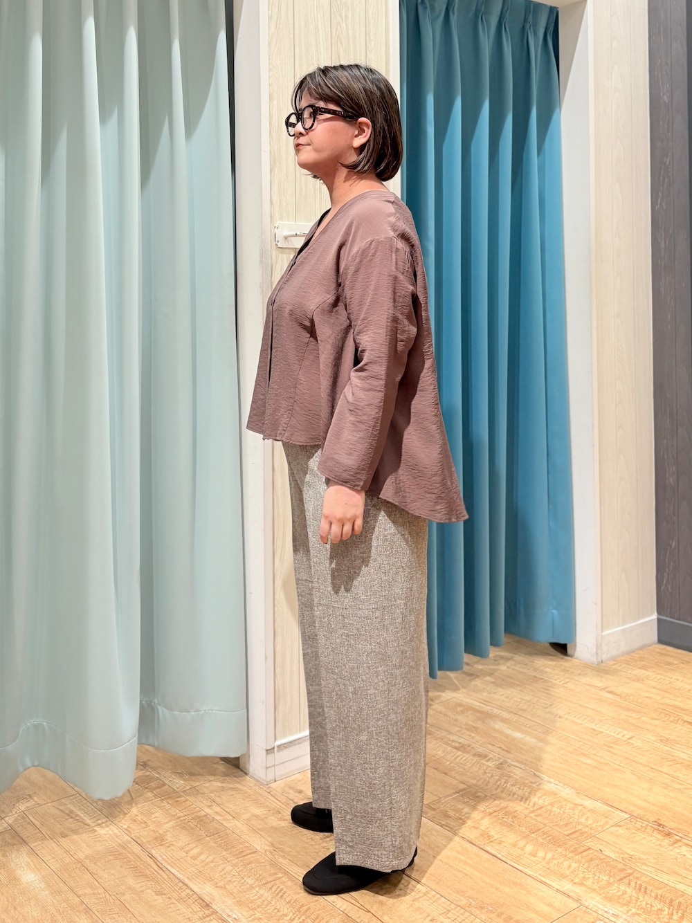 ブラウン系のカーディガン/ボレロ、ブラウン系のタンクトップ、ブラウン系のその他パンツを着用したレディースの夏コーディネートの2枚目の写真