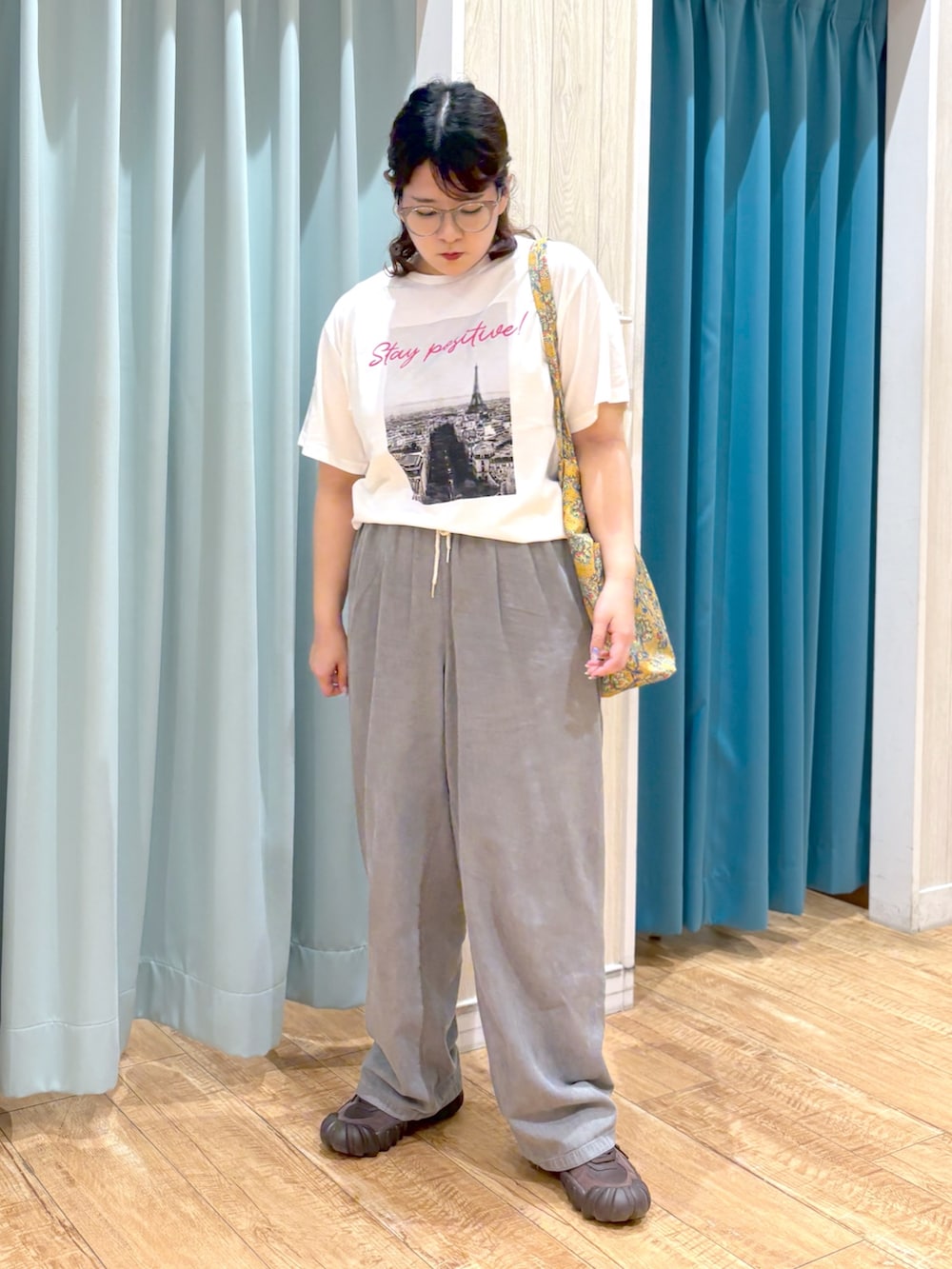 「デニム、ロゴT、アウトドアスタイル、夏ルックで気分アップ、シンプルコーデ、夏コーデ、白Tシャツ、プチプラ、お出かけコーデ、大人かわいい、レディースファッション、スニーカー、30代コーデ、夏物、スニーカーコーデ」｜「SHOO・LA・RUEの【S-LL】暑い夏も軽やかに デニムイージーワイドパンツ（その他パンツ、グレー系）」を使った、砂糖さん（骨格ストレート・レディース・161cm）の夏コーディネートの3枚目の写真