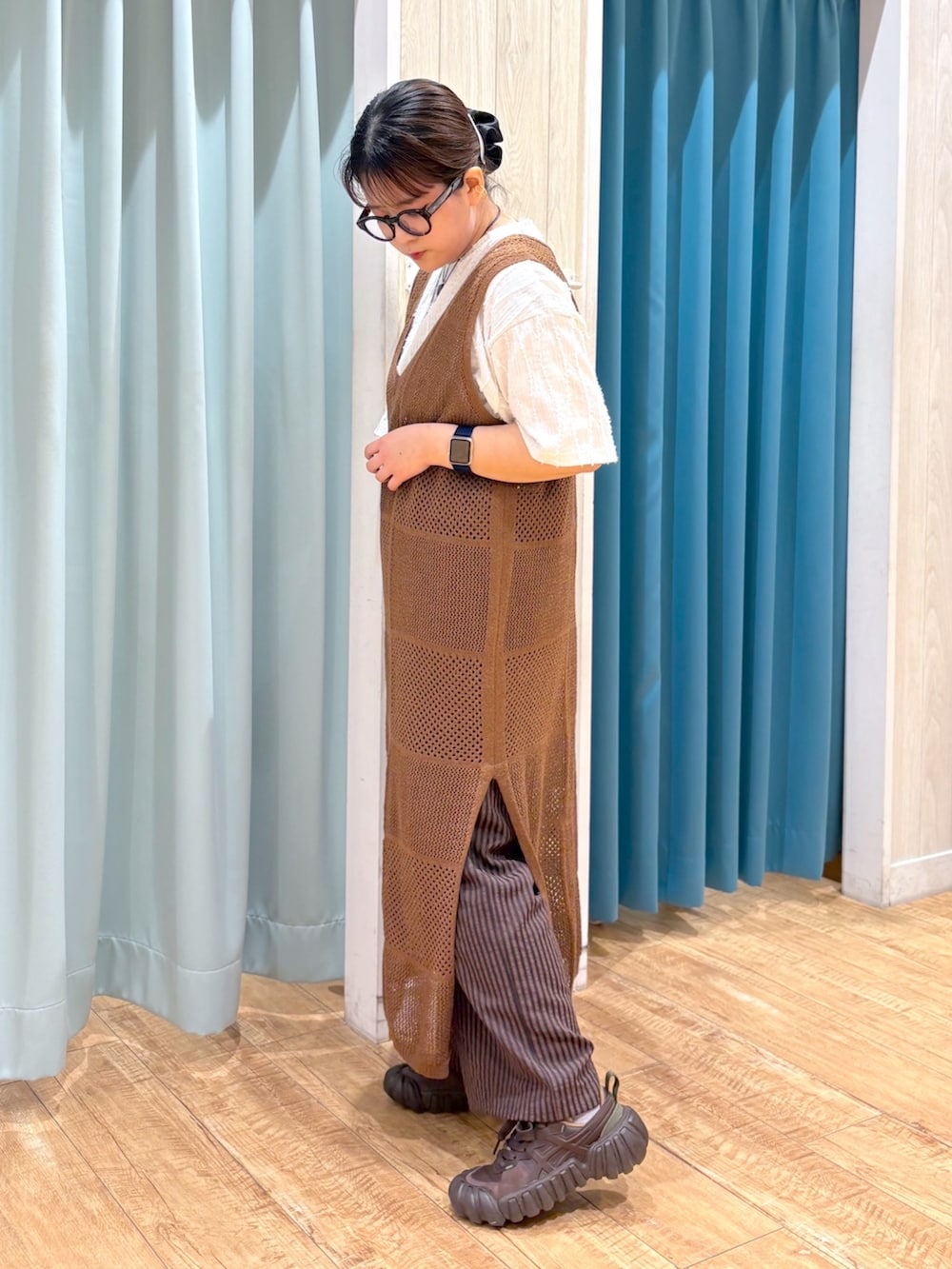 「65kg、ぽっちゃりコーデ、ぽっちゃりスタッフ、着痩せ・細見え、着痩せコーデ、体型カバー、骨格ストレート、夏コーデ、プチプラ、お出かけコーデ、大人かわいい、レイヤードスタイル、オトナカジュアル、夏服、着回しコーデ」｜「Cutie Blondeの【前後2WAY】リネンライクブークレ パッチワーク風ニットワンピース（ワンピース、ブラウン系）」を使った、砂糖さん（骨格ストレート・レディース・161cm）の夏コーディネートの2枚目の写真