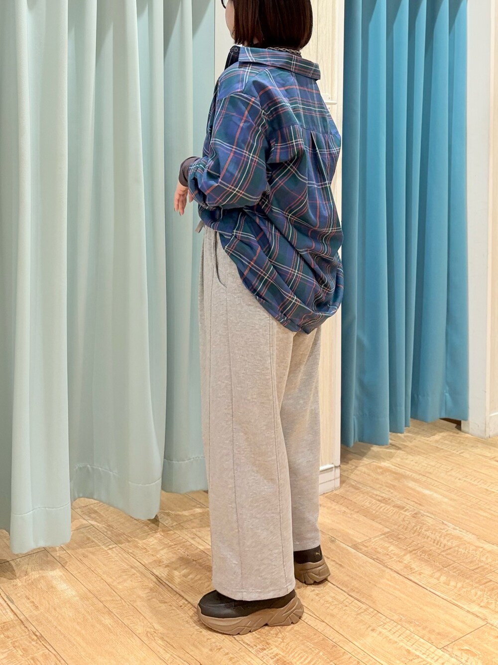 グリーン系のシャツ/ブラウス、ブラウン系のTシャツ/カットソー、グレー系のその他パンツを着用したレディースの秋コーディネートの3枚目の写真