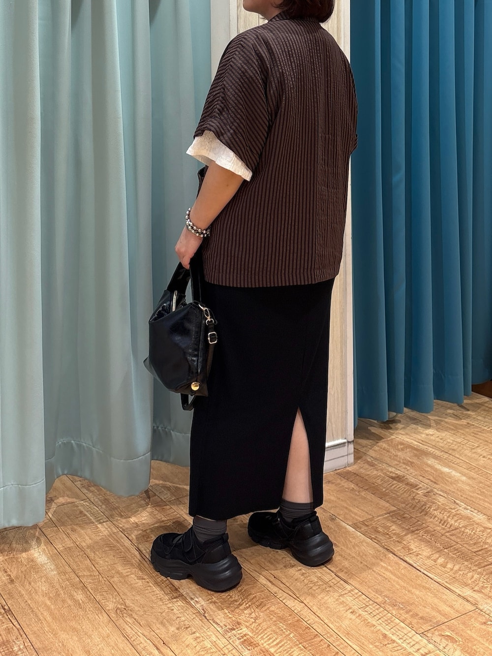 「秋服準備はじめました、お出かけコーデ、プチプラ、秋コーデ、ジャケット、メガネ女子、きれいめカジュアル、ブラウン、ショルダーバッグ、大人女子、シンプルスタイル、大人カジュアルコーデ、キレイめカジュアル、オトナ女子、大人かわいい」｜「SHOO・LA・RUEのボールチェーンネックレス（ネックレス、ブラック系）」を使った、砂糖さん（レディース・161cm）の秋コーディネートの5枚目の写真
