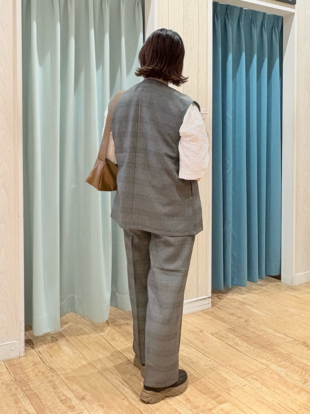 「チェック、ショルダーバッグ、秋服準備はじめました、着こなしのちょこっとテク、厚底シューズ、メガネ女子、きれいめカジュアル、スニーカー、シンプルコーデ、お出かけコーデ、ベスト、モノトーン、プチプラ、シンプルスタイル、大人コーデ」｜「DRESKIPの【S-LL/セットアップ可/洗濯後しわになりにくい】きちんと見え タックワイドパンツ（その他パンツ、グレー系）」を使った、砂糖さん（レディース・161cm）の秋コーディネートの4枚目の写真