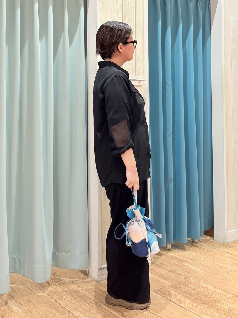 ブラック系のシャツ/ブラウス、ブラック系のTシャツ/カットソー、ブラック系のその他パンツを着用したレディースの夏コーディネートの2枚目の写真