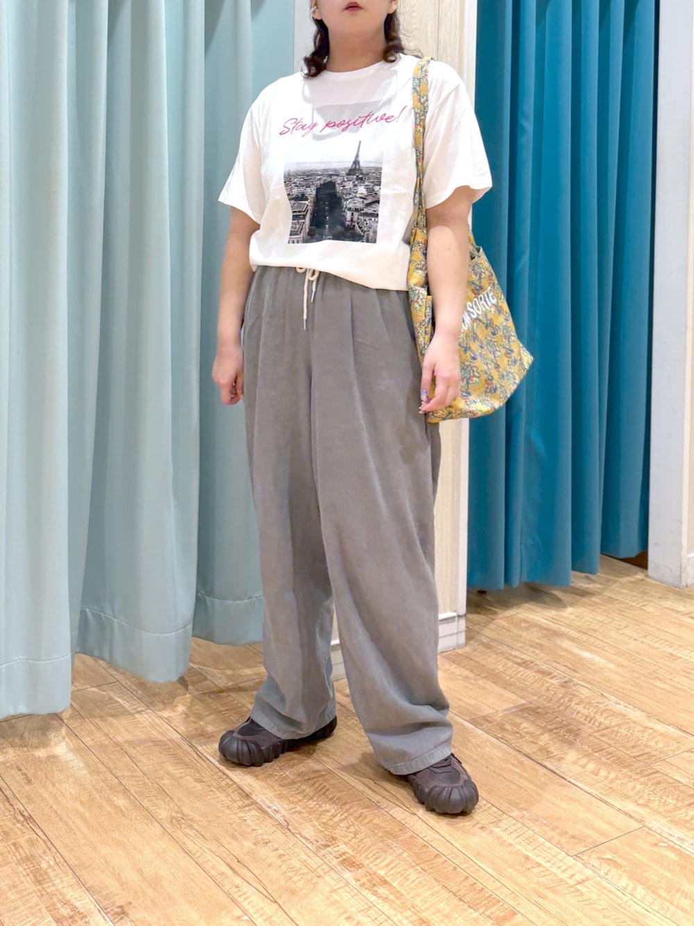 「デニム、ロゴT、アウトドアスタイル、夏ルックで気分アップ、シンプルコーデ、夏コーデ、白Tシャツ、プチプラ、お出かけコーデ、大人かわいい、レディースファッション、スニーカー、30代コーデ、夏物、スニーカーコーデ」｜「SHOO・LA・RUEの【S-LL】暑い夏も軽やかに デニムイージーワイドパンツ（その他パンツ、グレー系）」を使った、砂糖さん（骨格ストレート・レディース・161cm）の夏コーディネートの2枚目の写真