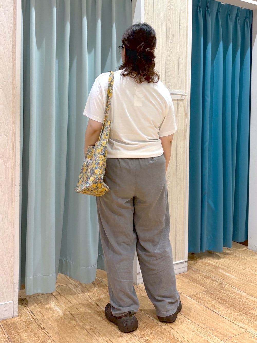「デニム、ロゴT、アウトドアスタイル、夏ルックで気分アップ、シンプルコーデ、夏コーデ、白Tシャツ、プチプラ、お出かけコーデ、大人かわいい、レディースファッション、スニーカー、30代コーデ、夏物、スニーカーコーデ」｜「SHOO・LA・RUEの【S-LL】暑い夏も軽やかに デニムイージーワイドパンツ（その他パンツ、グレー系）」を使った、砂糖さん（骨格ストレート・レディース・161cm）の夏コーディネートの6枚目の写真