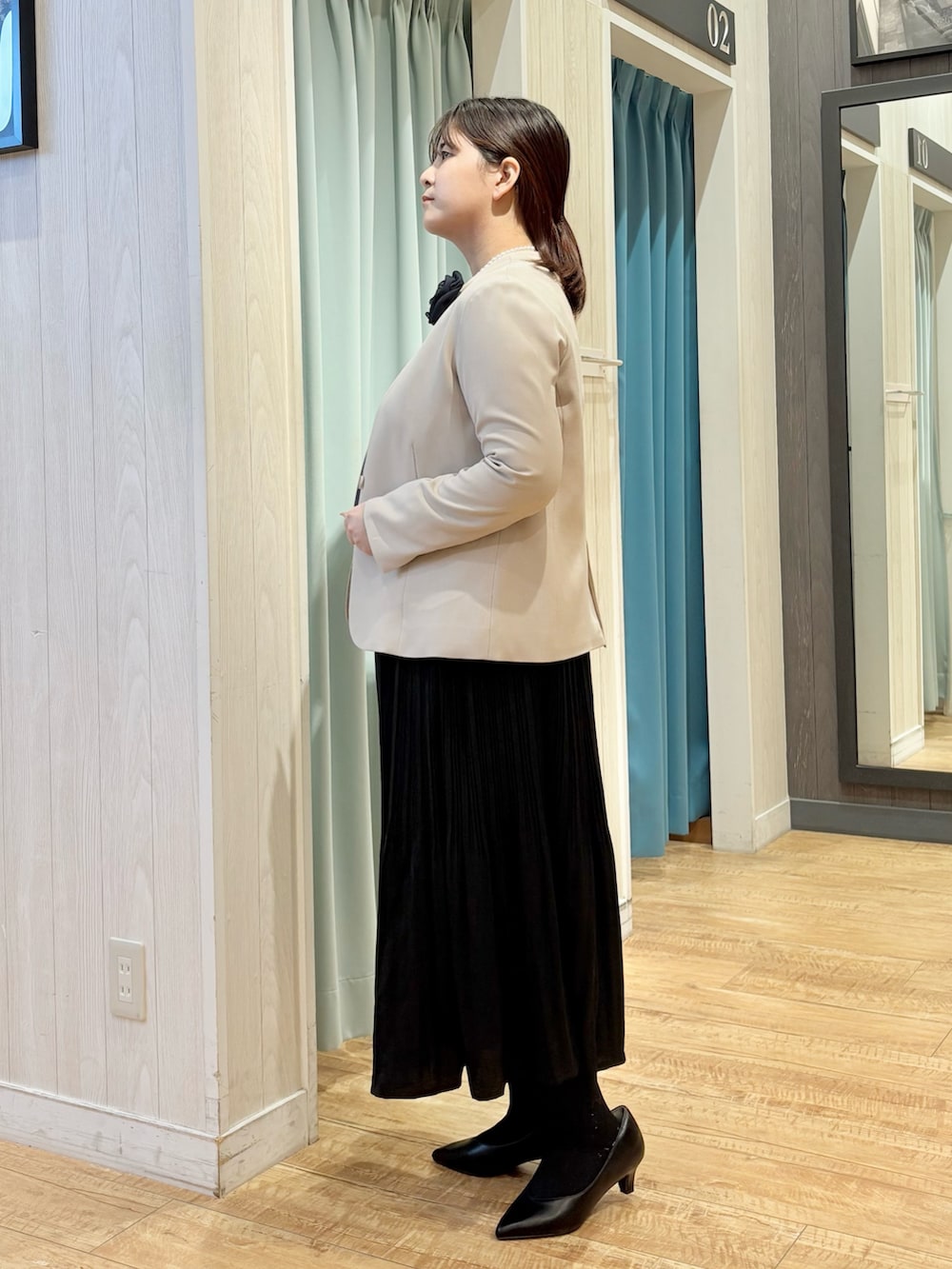 「きれいめコーディネート、セレモニー、ジャケット/アウター、女子会コーデ、授業参観日コーデ、入学式コーデ、セレモニースタイル、入学式・卒業式、入学式、コサージュ、パールネックレス」｜「SHOO・LA・RUEの【入卒/セレモニー】チュールローズコサージュ（ブローチ/コサージュ、ブルー系）」を使った、砂糖さん（レディース・161cm）の冬コーディネートの2枚目の写真