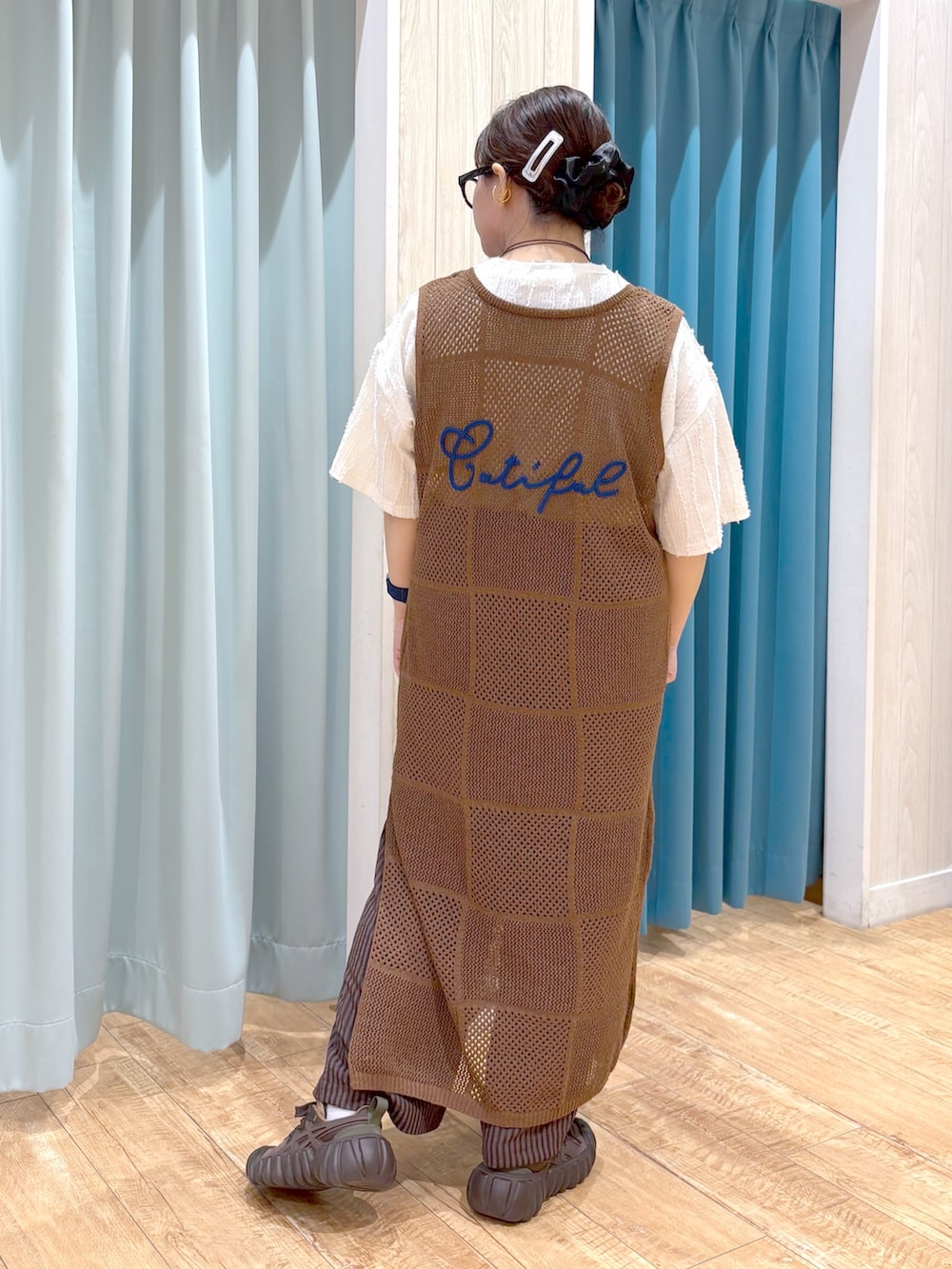 「65kg、ぽっちゃりコーデ、ぽっちゃりスタッフ、着痩せ・細見え、着痩せコーデ、体型カバー、骨格ストレート、夏コーデ、プチプラ、お出かけコーデ、大人かわいい、レイヤードスタイル、オトナカジュアル、夏服、着回しコーデ」｜「Cutie Blondeの【前後2WAY】リネンライクブークレ パッチワーク風ニットワンピース（ワンピース、ブラウン系）」を使った、砂糖さん（骨格ストレート・レディース・161cm）の夏コーディネートの4枚目の写真