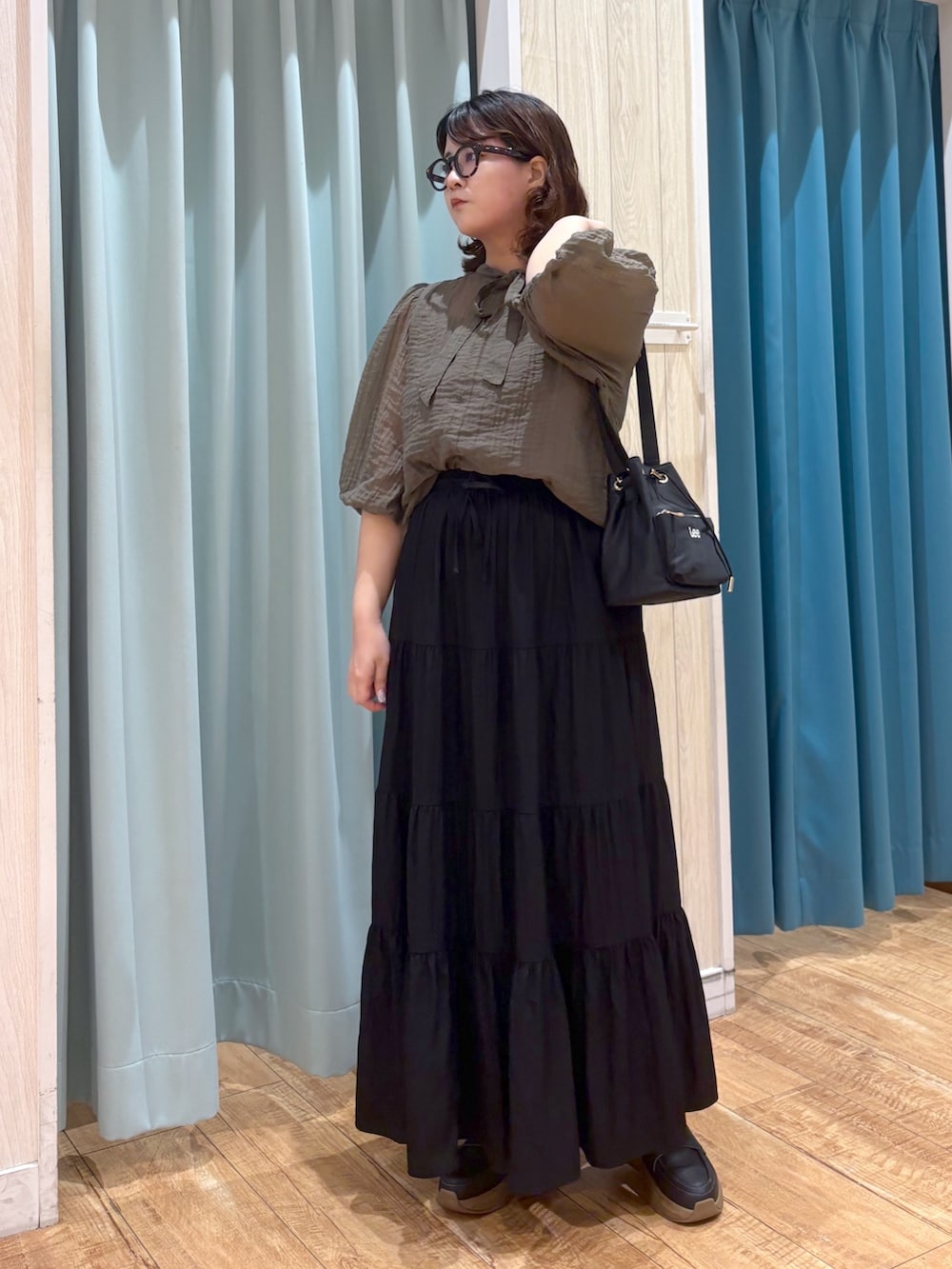 「シアートップス、夏ルックで気分アップ、シンプルコーデ、夏コーデ、ショルダーバッグ、プチプラ、お出かけコーデ、ロングスカート、夏、夏ファッション、きれいめコーデ、スカートスタイル、スカートコーデ、女子会コーデ、おでかけコーデ」｜「Cutie Blondeの【S-LL/前後2WAY】バルーンスリーブが華やか こなれ見えシアーブラウス（シャツ/ブラウス、グリーン系）」を使った、砂糖さん（骨格ストレート・レディース・161cm）の夏コーディネートの3枚目の写真