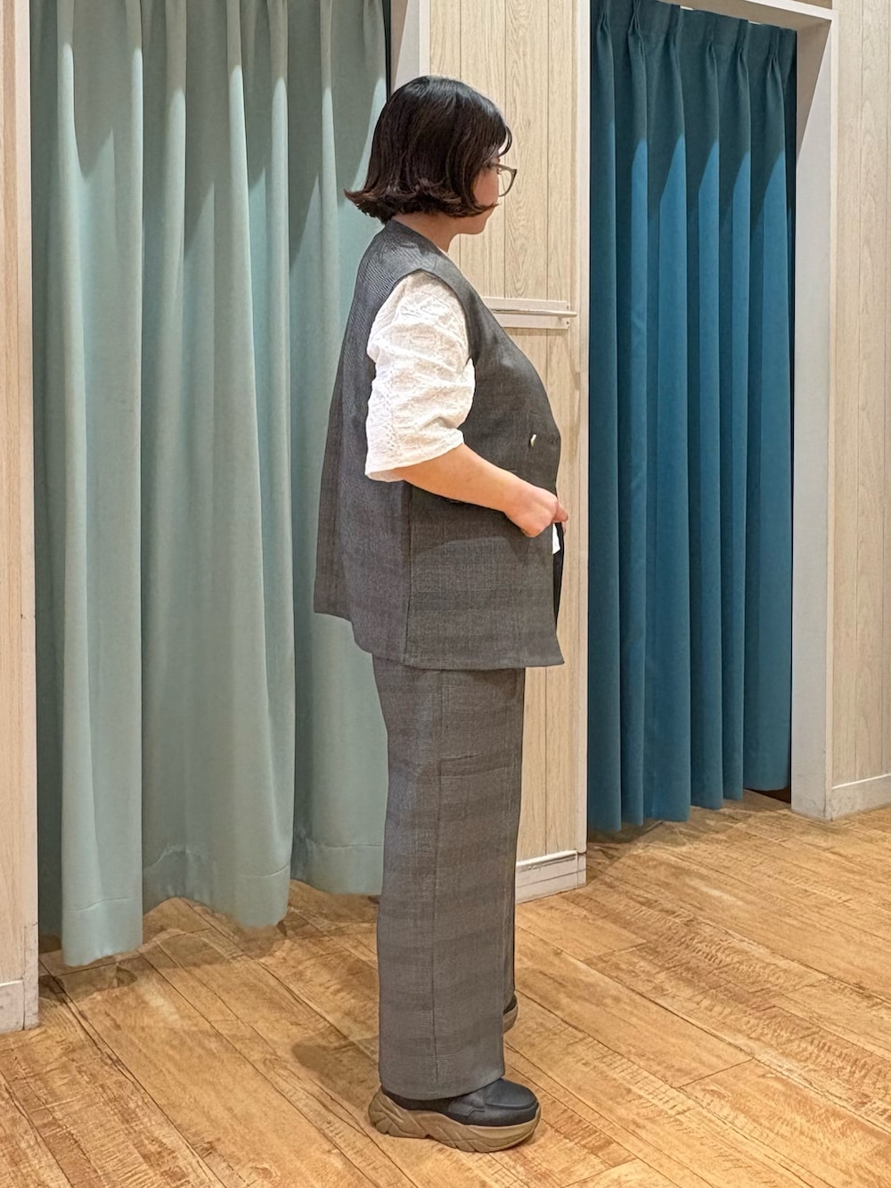 「チェック、ショルダーバッグ、秋服準備はじめました、着こなしのちょこっとテク、厚底シューズ、メガネ女子、きれいめカジュアル、スニーカー、シンプルコーデ、お出かけコーデ、ベスト、モノトーン、プチプラ、シンプルスタイル、大人コーデ」｜「DRESKIPの【S-LL/セットアップ可/洗濯後しわになりにくい】きちんと見え タックワイドパンツ（その他パンツ、グレー系）」を使った、砂糖さん（レディース・161cm）の秋コーディネートの3枚目の写真