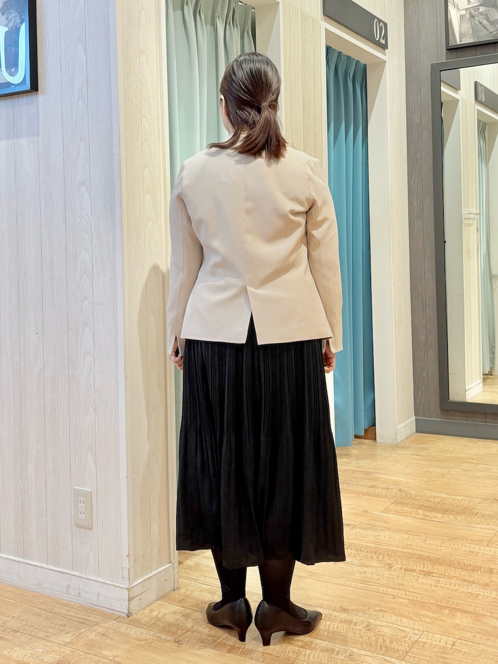 「きれいめコーディネート、セレモニー、ジャケット/アウター、女子会コーデ、授業参観日コーデ、入学式コーデ、セレモニースタイル、入学式・卒業式、入学式、コサージュ、パールネックレス」｜「SHOO・LA・RUEの【入卒/セレモニー】チュールローズコサージュ（ブローチ/コサージュ、ブルー系）」を使った、砂糖さん（レディース・161cm）の冬コーディネートの3枚目の写真