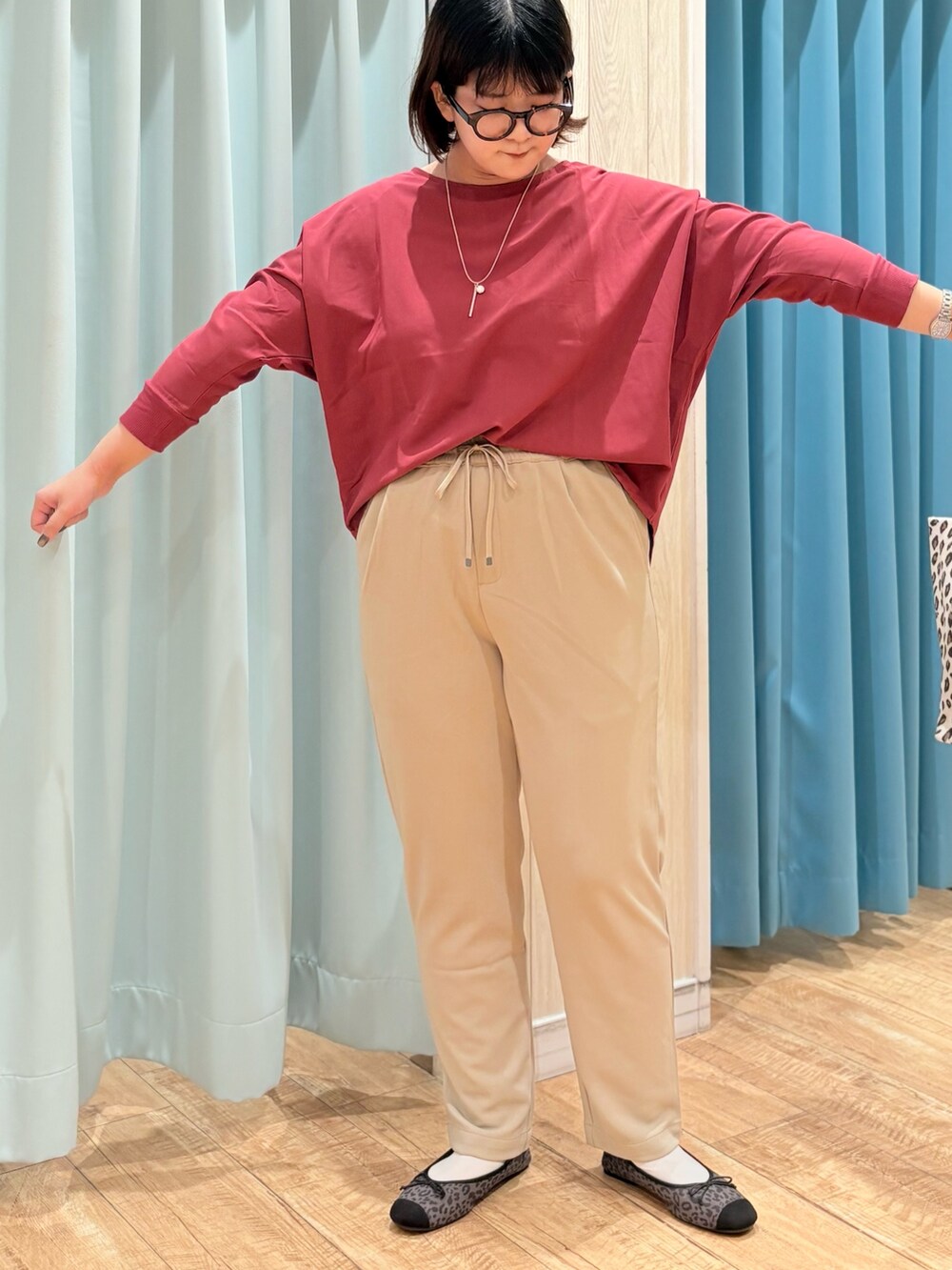 レッド系のシャツ/ブラウス、ベージュ系のその他パンツ、ブラウン系のトートバッグを着用したレディースの秋コーディネートの5枚目の写真