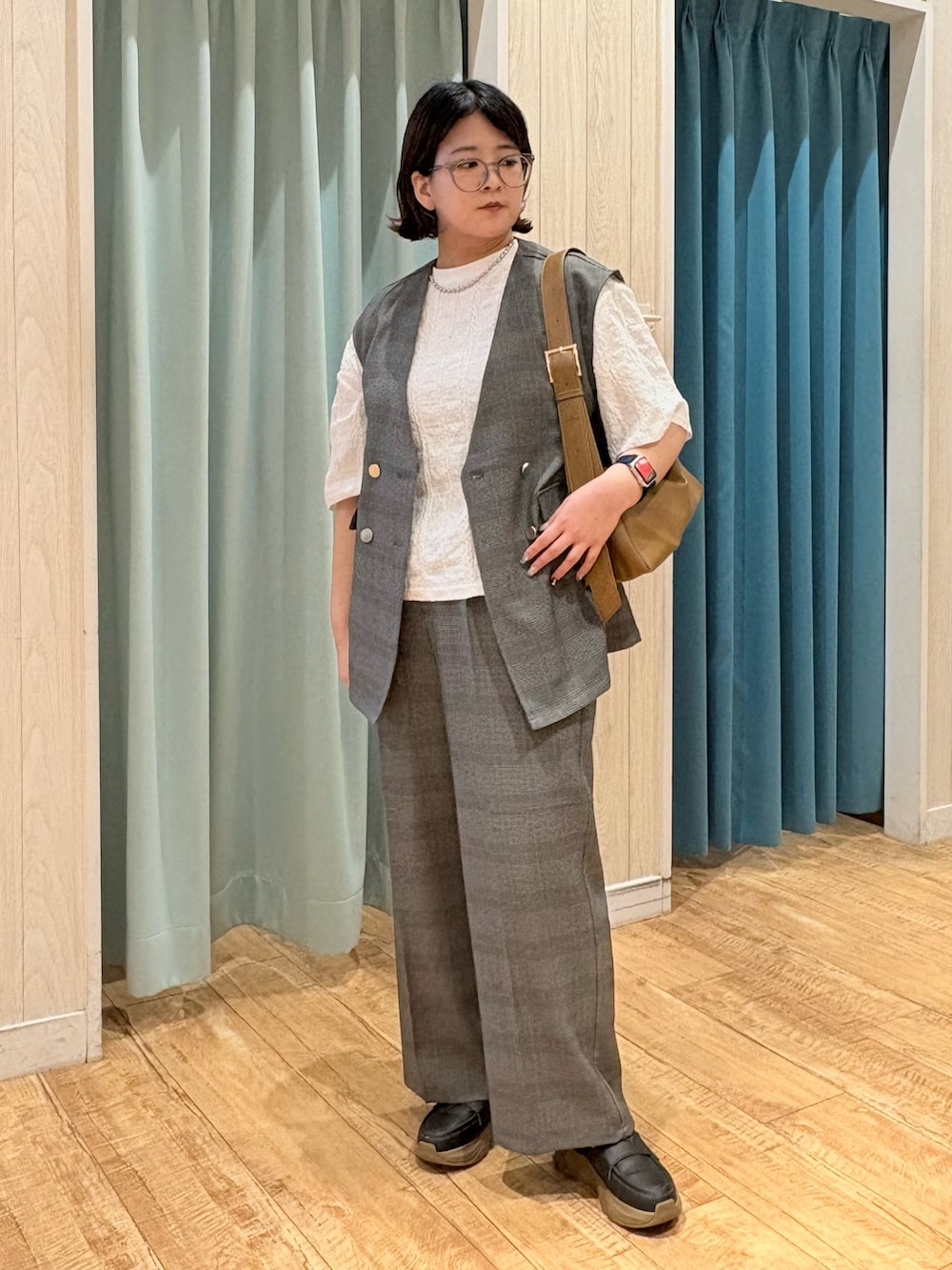 「チェック、ショルダーバッグ、秋服準備はじめました、着こなしのちょこっとテク、厚底シューズ、メガネ女子、きれいめカジュアル、スニーカー、シンプルコーデ、お出かけコーデ、ベスト、モノトーン、プチプラ、シンプルスタイル、大人コーデ」｜「DRESKIPの【S-LL/セットアップ可/洗濯後しわになりにくい】きちんと見え タックワイドパンツ（その他パンツ、グレー系）」を使った、砂糖さん（レディース・161cm）の秋コーディネートの2枚目の写真
