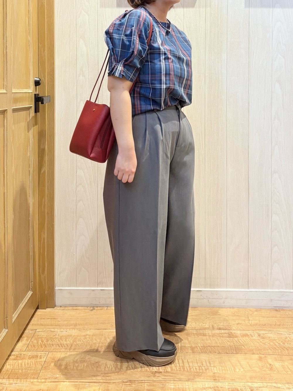 グレー系のその他パンツ、ブルー系のシャツ/ブラウス、レッド系のショルダーバッグを着用したレディースの秋コーディネートの4枚目の写真