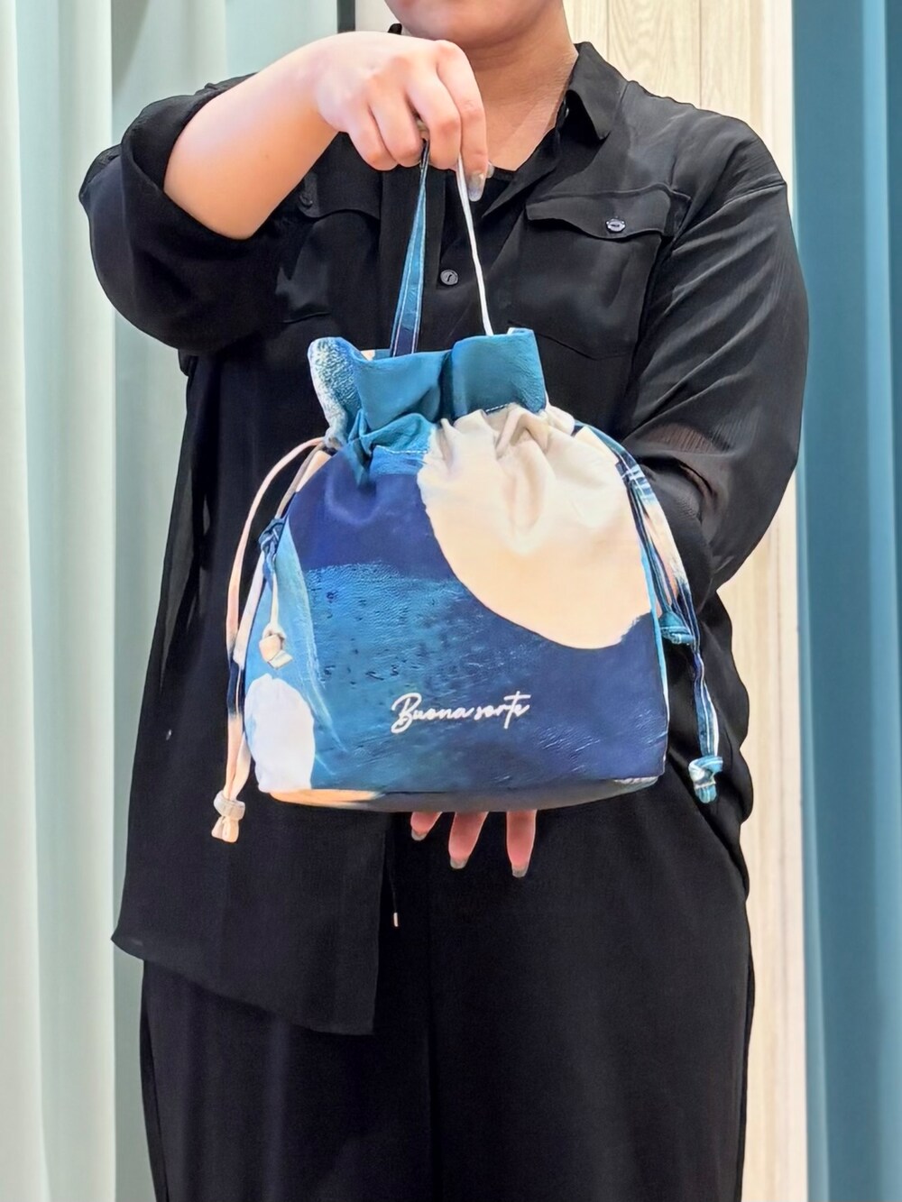 ブラック系のシャツ/ブラウス、ブラック系のTシャツ/カットソー、ブラック系のその他パンツを着用したレディースの夏コーディネートの5枚目の写真