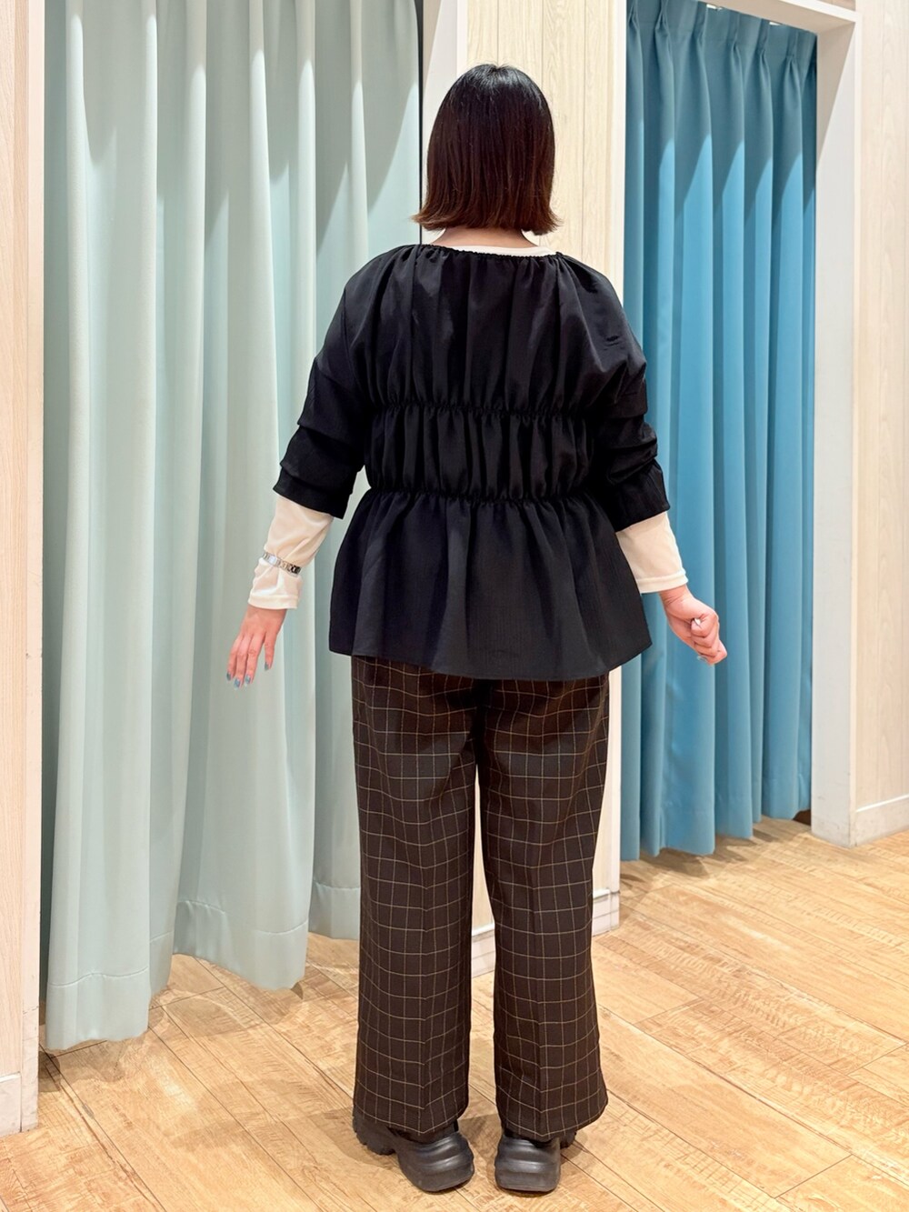 ブラック系のシャツ/ブラウス、ベージュ系のTシャツ/カットソー、ブラウン系のその他パンツを着用したレディースの秋コーディネートの3枚目の写真