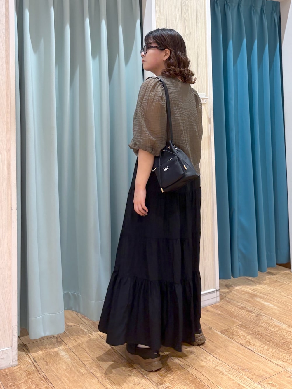 「シアートップス、夏ルックで気分アップ、シンプルコーデ、夏コーデ、ショルダーバッグ、プチプラ、お出かけコーデ、ロングスカート、夏、夏ファッション、きれいめコーデ、スカートスタイル、スカートコーデ、女子会コーデ、おでかけコーデ」｜「Cutie Blondeの【S-LL/前後2WAY】バルーンスリーブが華やか こなれ見えシアーブラウス（シャツ/ブラウス、グリーン系）」を使った、砂糖さん（骨格ストレート・レディース・161cm）の夏コーディネートの6枚目の写真