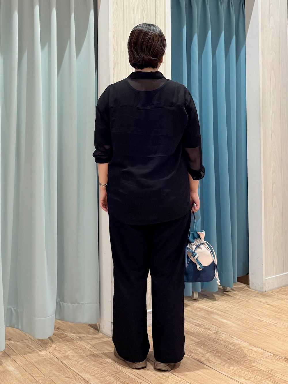 ブラック系のシャツ/ブラウス、ブラック系のTシャツ/カットソー、ブラック系のその他パンツを着用したレディースの夏コーディネートの3枚目の写真