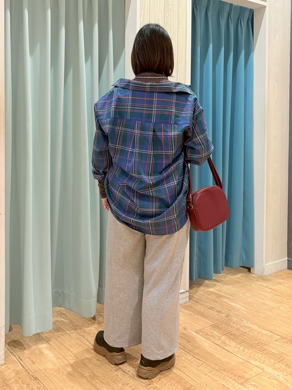 グリーン系のシャツ/ブラウス、ブラウン系のTシャツ/カットソー、グレー系のその他パンツを着用したレディースの秋コーディネートの4枚目の写真