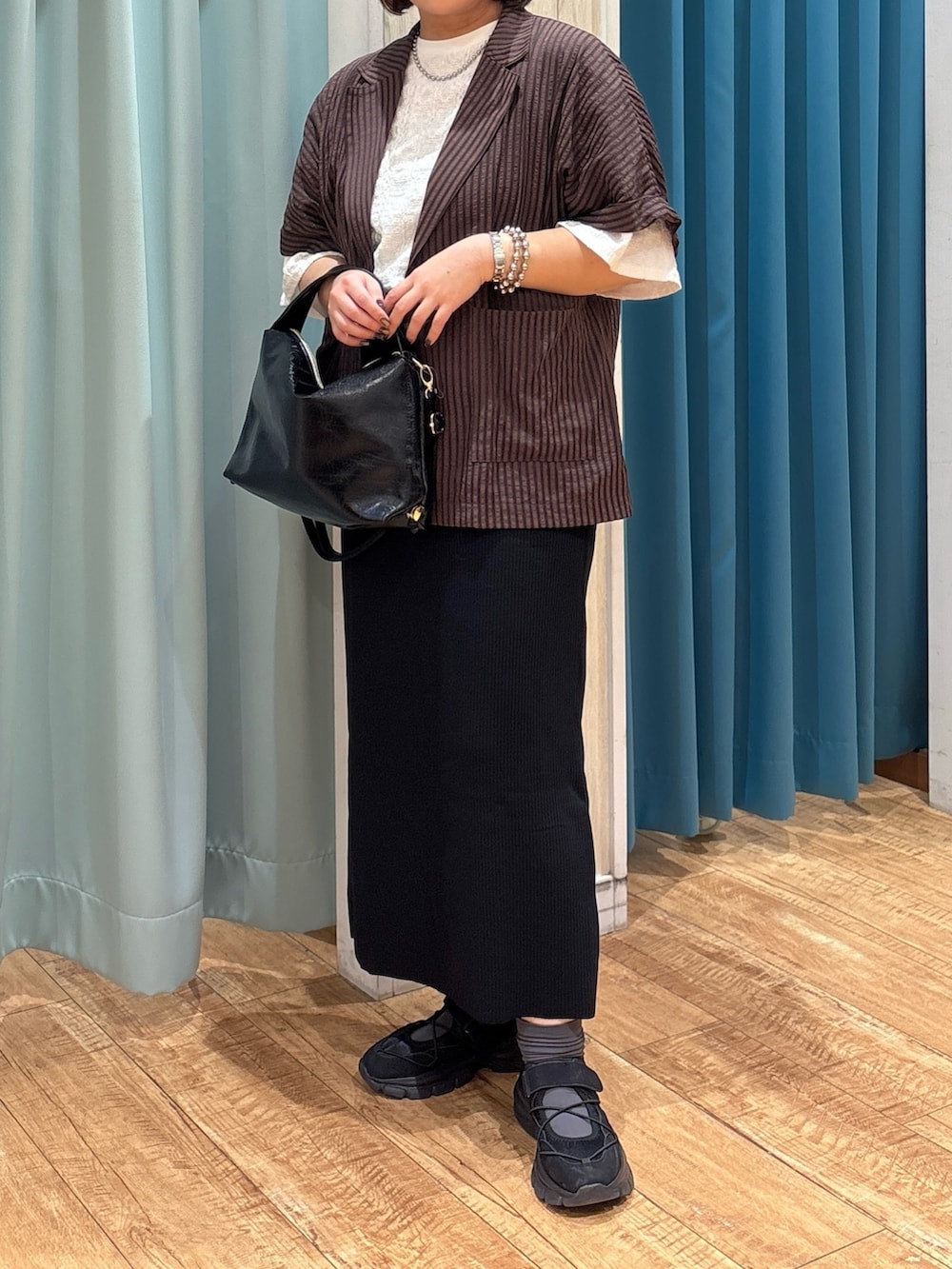 「秋服準備はじめました、お出かけコーデ、プチプラ、秋コーデ、ジャケット、メガネ女子、きれいめカジュアル、ブラウン、ショルダーバッグ、大人女子、シンプルスタイル、大人カジュアルコーデ、キレイめカジュアル、オトナ女子、大人かわいい」｜「SHOO・LA・RUEのボールチェーンネックレス（ネックレス、ブラック系）」を使った、砂糖さん（レディース・161cm）の秋コーディネートの6枚目の写真