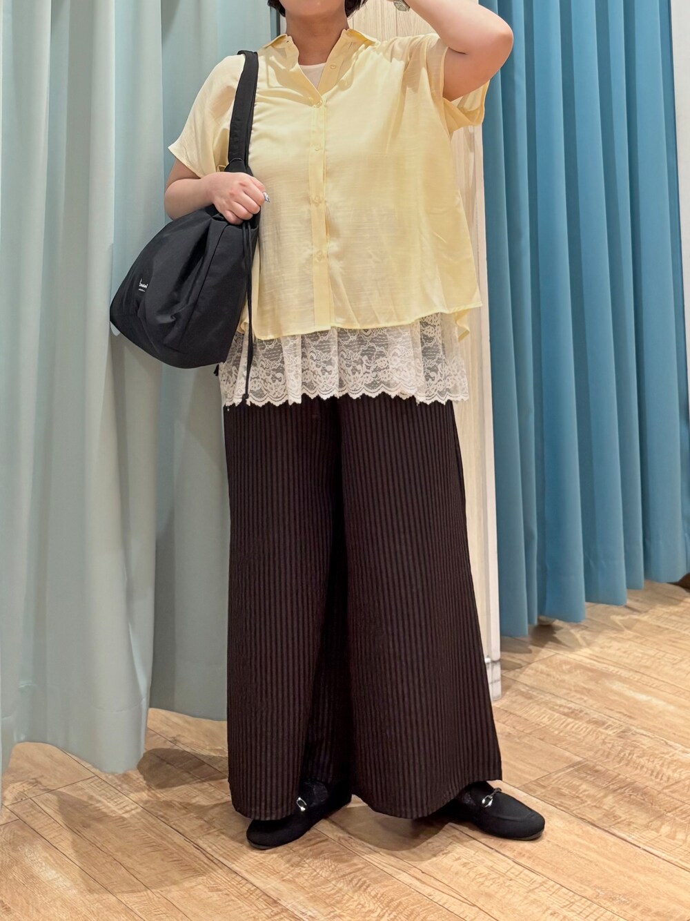 イエロー系のシャツ/ブラウス、グレー系のその他トップス、ブラウン系のその他パンツを着用したレディースの夏コーディネートの4枚目の写真