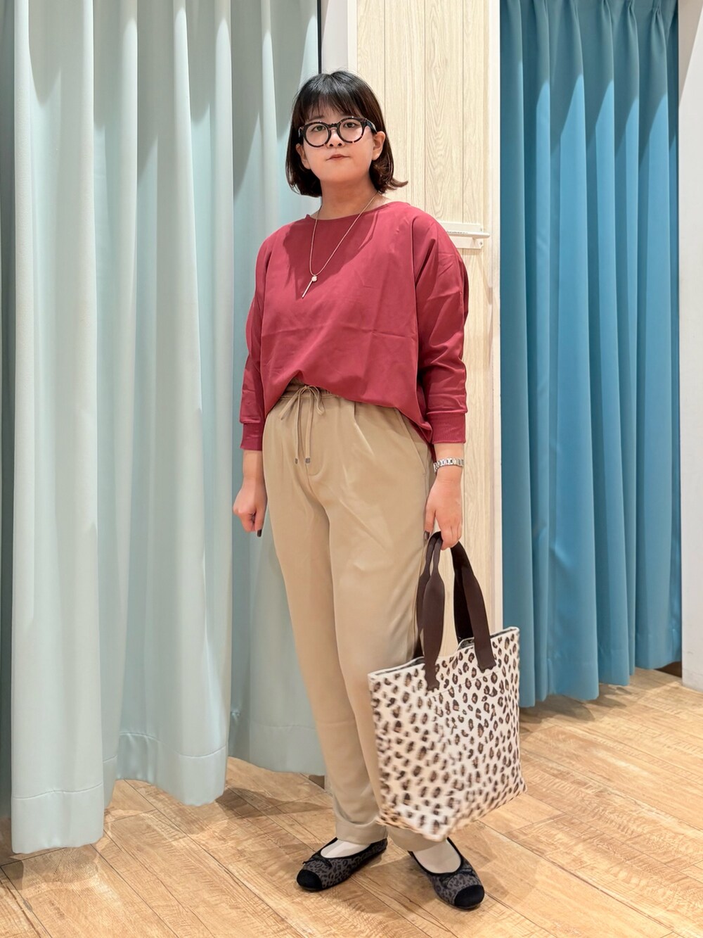 レッド系のシャツ/ブラウス、ベージュ系のその他パンツ、ブラウン系のトートバッグを着用したレディースの秋コーディネートの2枚目の写真