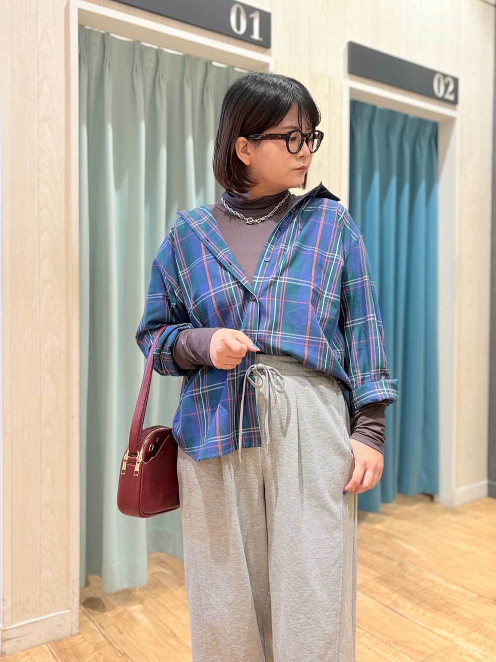 グリーン系のシャツ/ブラウス、ブラウン系のTシャツ/カットソー、グレー系のその他パンツを着用したレディースの秋コーディネートの5枚目の写真