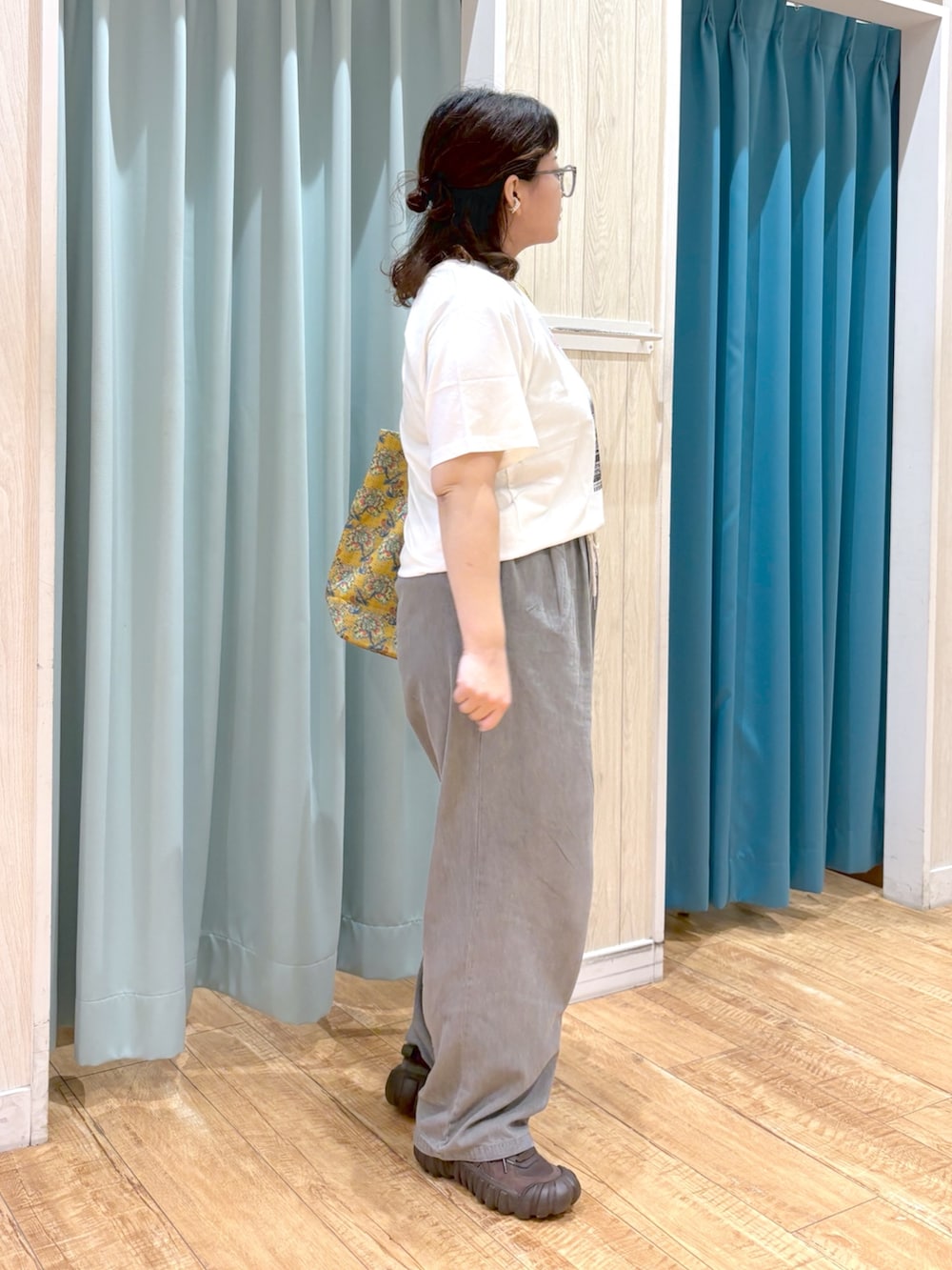 「デニム、ロゴT、アウトドアスタイル、夏ルックで気分アップ、シンプルコーデ、夏コーデ、白Tシャツ、プチプラ、お出かけコーデ、大人かわいい、レディースファッション、スニーカー、30代コーデ、夏物、スニーカーコーデ」｜「SHOO・LA・RUEの【S-LL】暑い夏も軽やかに デニムイージーワイドパンツ（その他パンツ、グレー系）」を使った、砂糖さん（骨格ストレート・レディース・161cm）の夏コーディネートの4枚目の写真